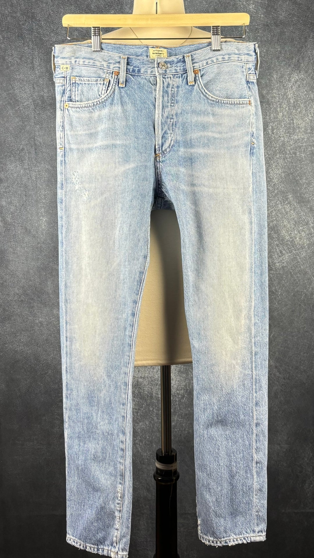 Jeans Citizens of Humanity, modèle Corey slouchy slim, taille 25. Vue de face, sur un cintre.