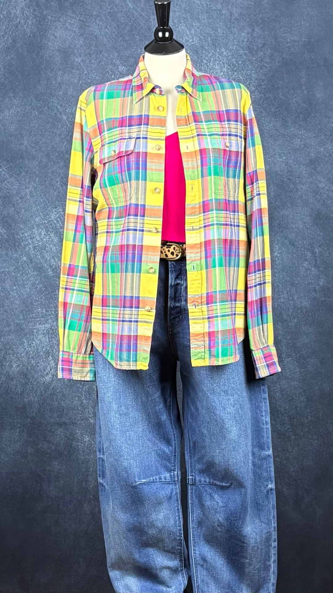 Jeans coupe baril avec braguette boutonnée Scotch & Soda, taille 10/30. Vue de l'agencement avec le chandail rose Isabelle Elie, la ceinture à motif animalier et le chemisier à carreaux Polo.