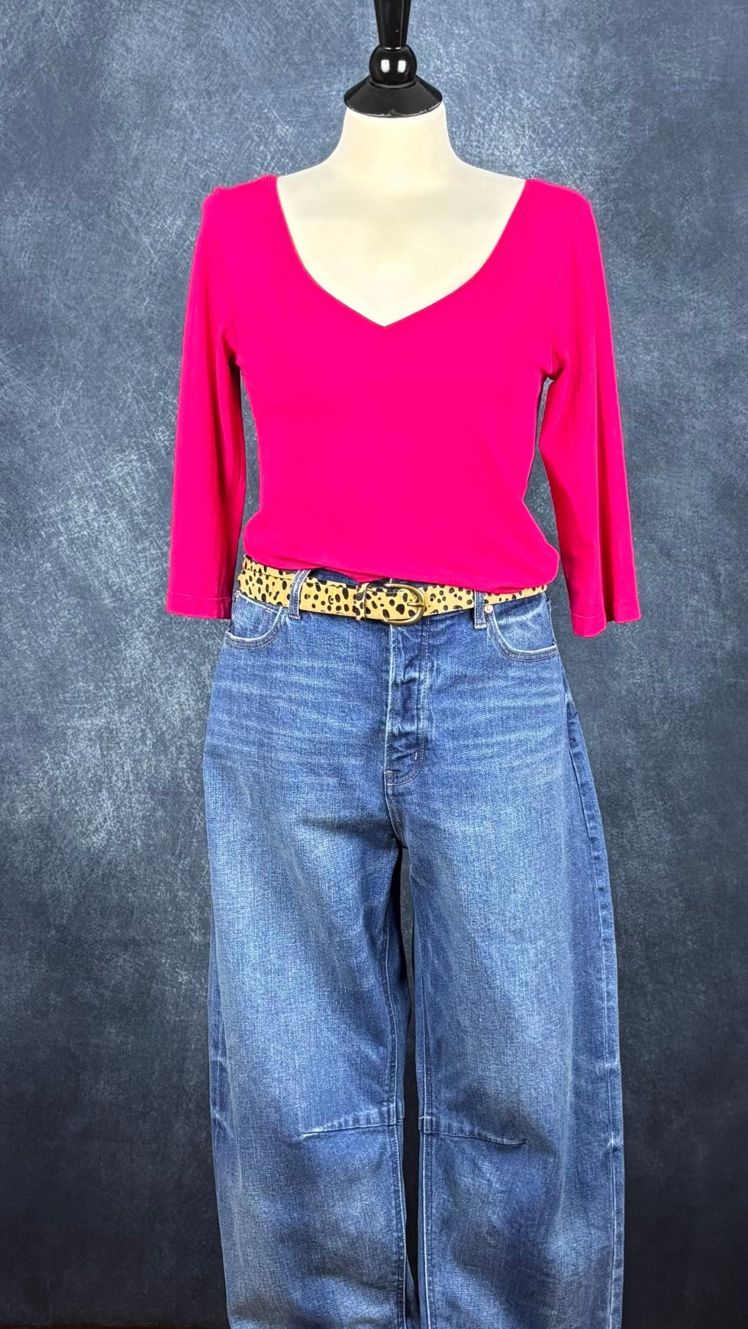 Jeans coupe baril avec braguette boutonnée Scotch & Soda, taille 10/30. Vue de l'agencement avec la ceinture à motifs animaliers et le chandail rose Isabelle Elie.