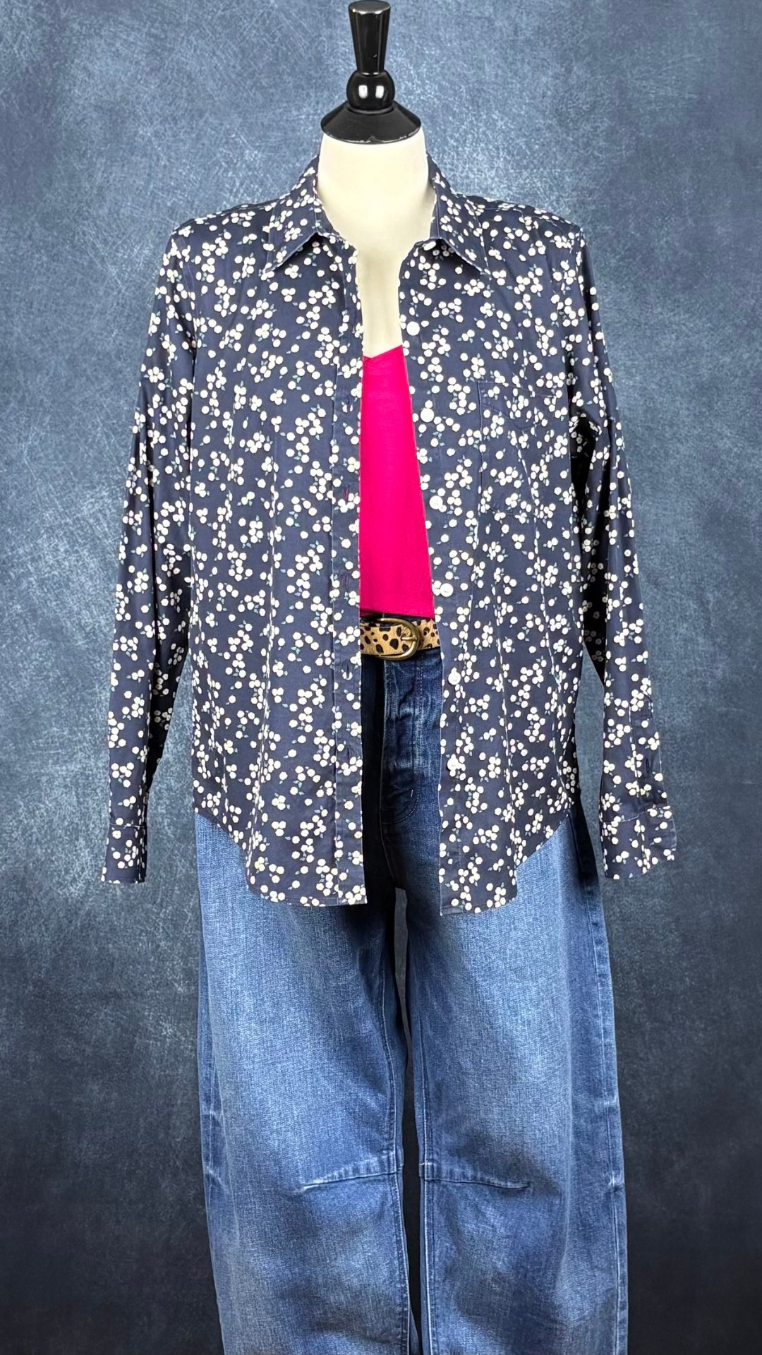 Jeans coupe baril avec braguette boutonnée Scotch & Soda, taille 10/30. Vue de l'agencement avec le chandail rose Isabelle Elie, la ceinture à motif animalier et le chemisier à motifs de marguerites.
