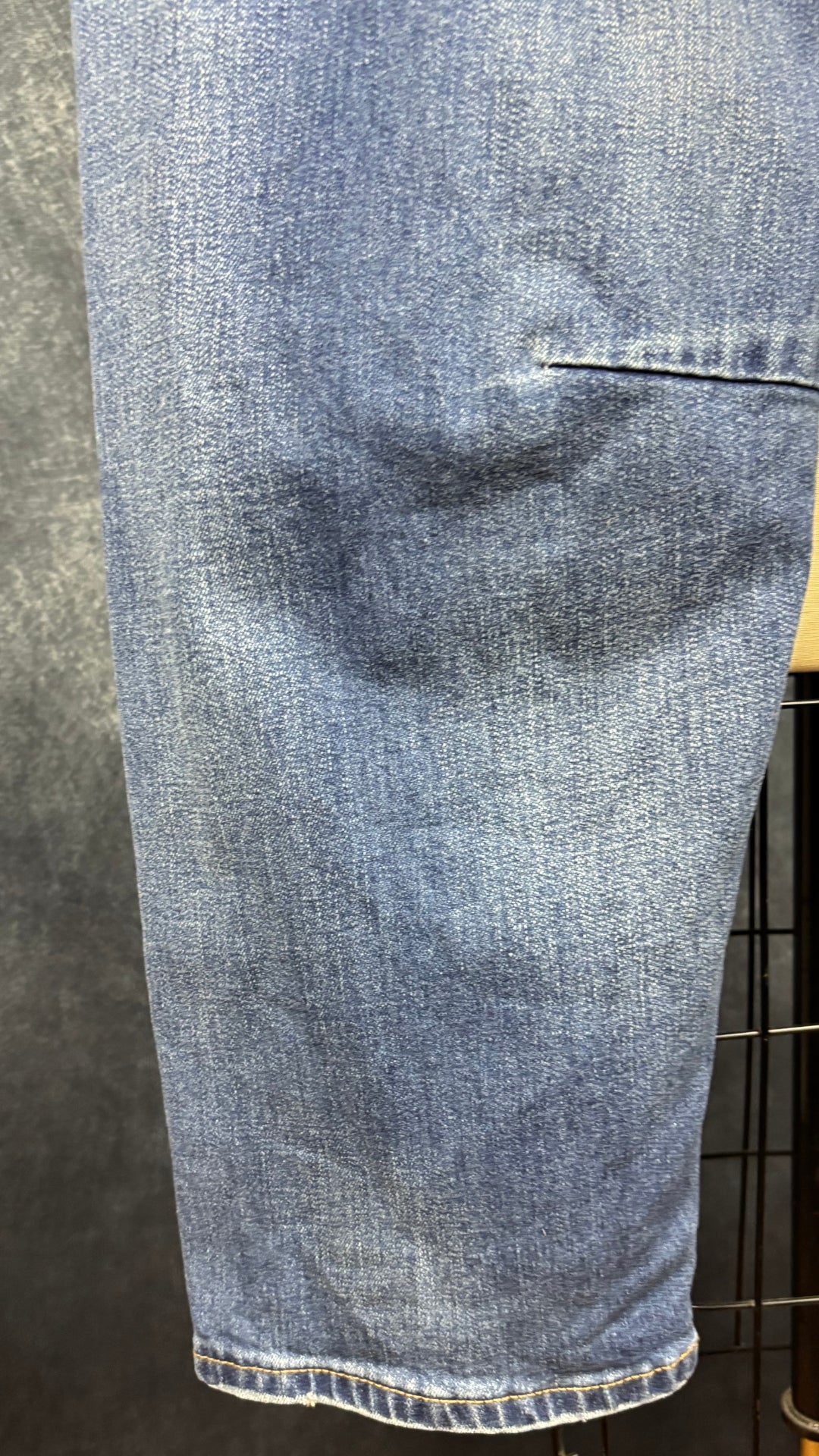 Jeans coupe baril avec braguette boutonnée Scotch & Soda, taille 10/30. Vue de près du bas de la jambe.