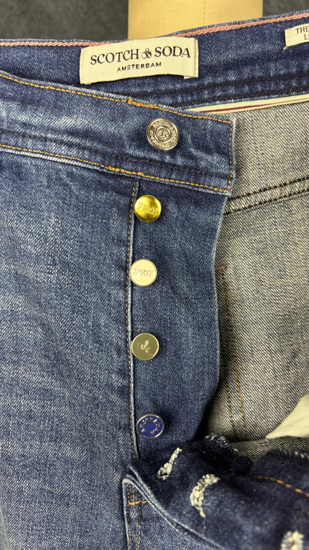 Jeans coupe baril avec braguette boutonnée Scotch & Soda, taille 10/30. Vue de la braguette.