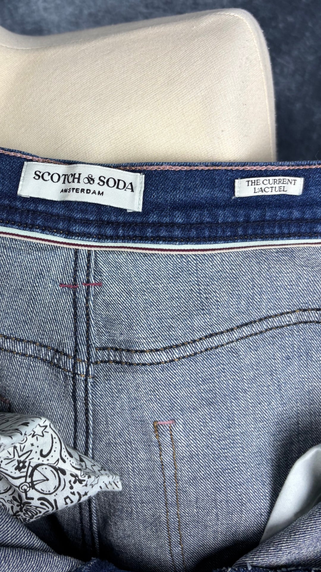 Jeans coupe baril avec braguette boutonnée Scotch & Soda, taille 10/30. Vue de l'étiquette.