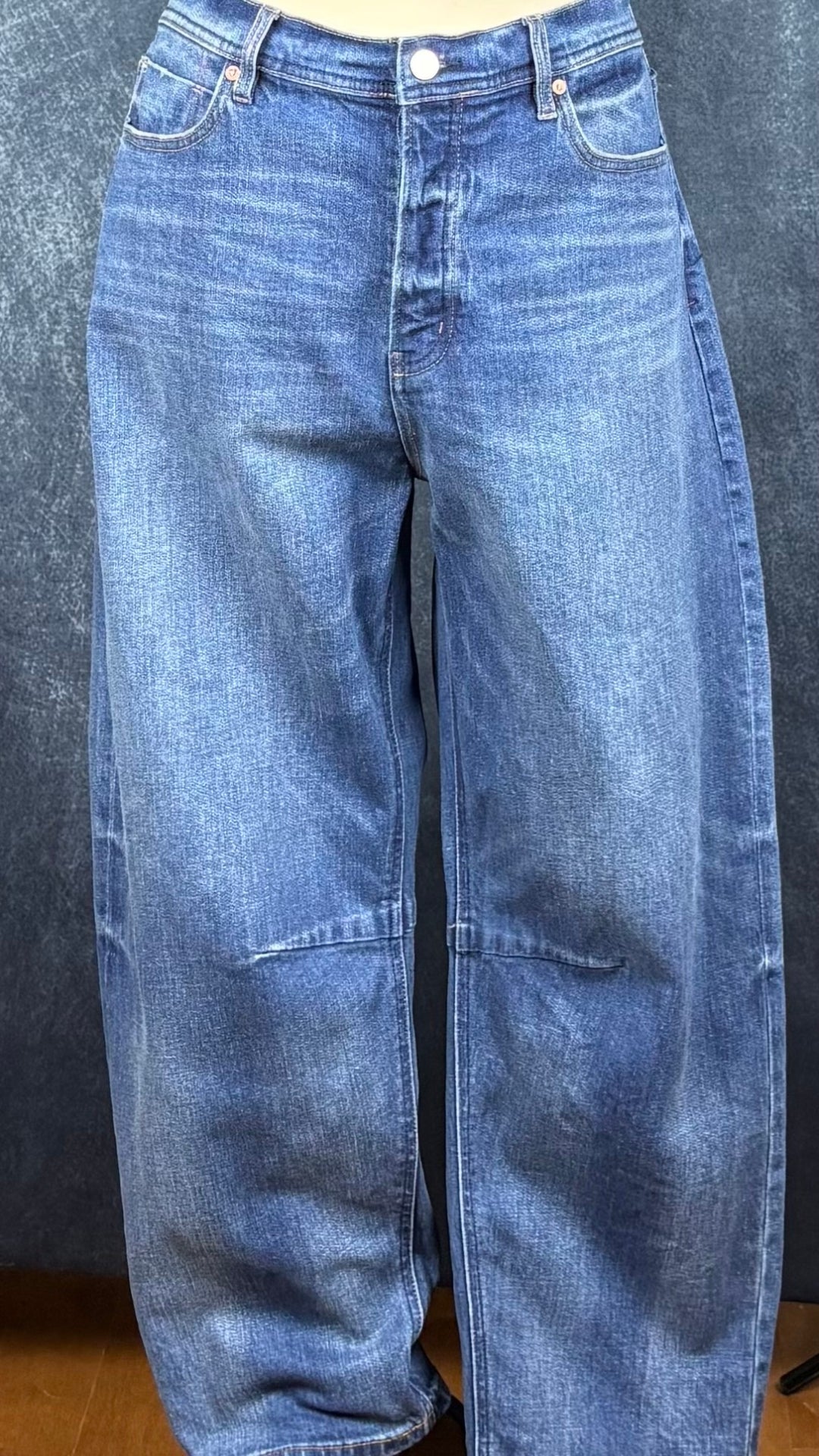 Jeans coupe baril avec braguette boutonnée Scotch & Soda, taille 10/30. Vue de face, sur le mannequin.