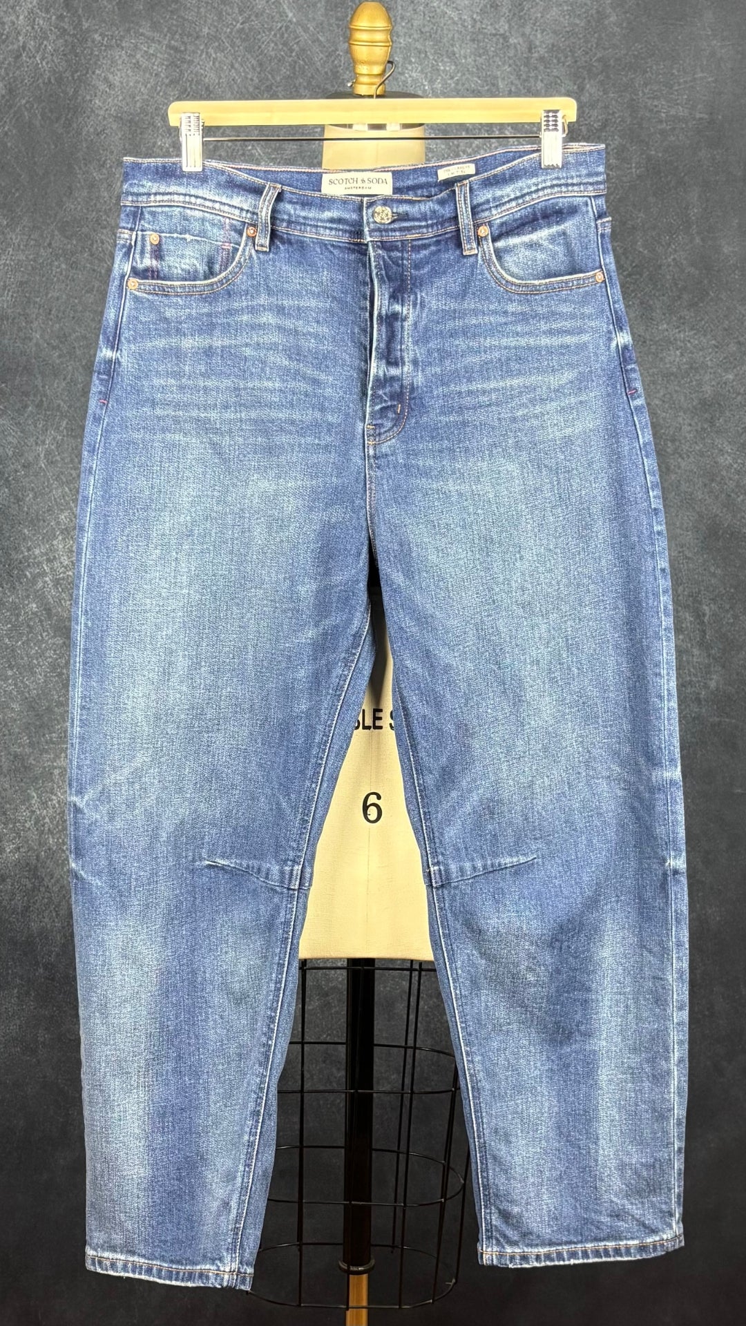 Jeans coupe baril avec braguette boutonnée Scotch & Soda, taille 10/30. Vue de face.
