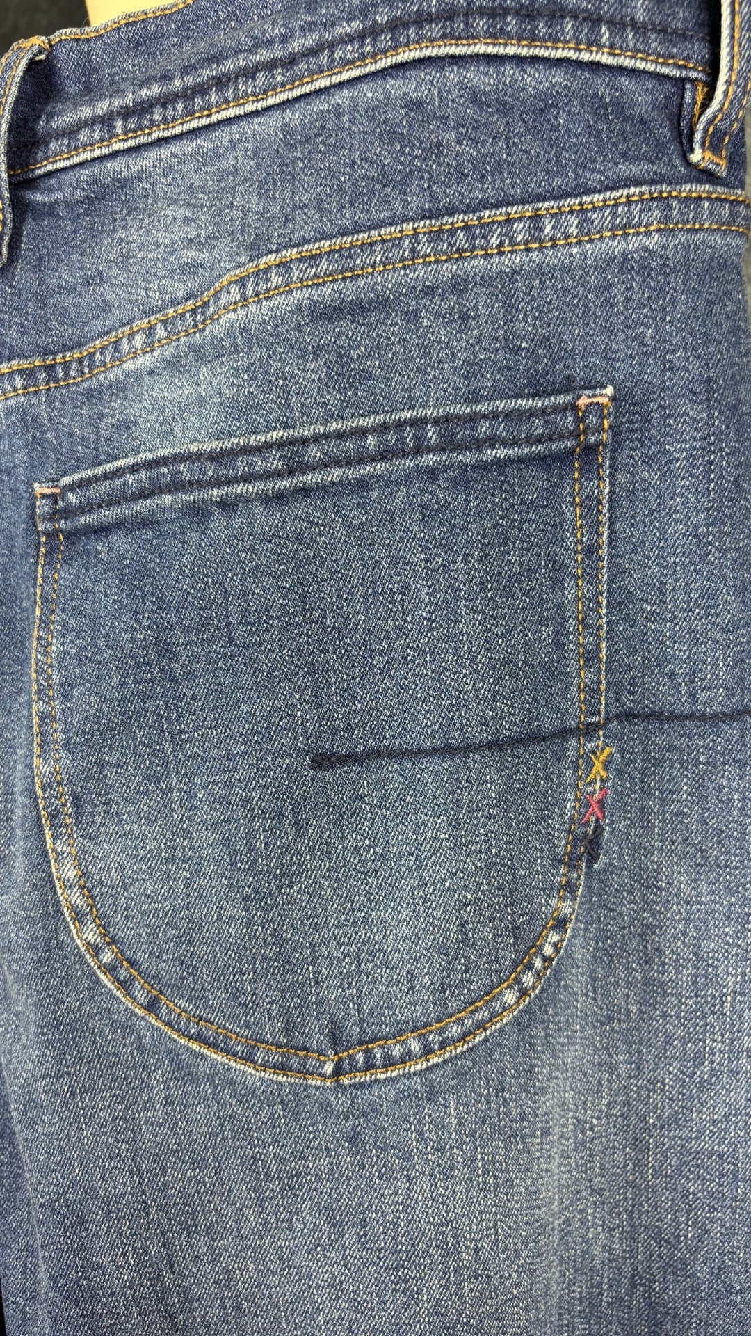 Jeans coupe baril avec braguette boutonnée Scotch & Soda, taille 10/30. Vue de près de la poche arrière.