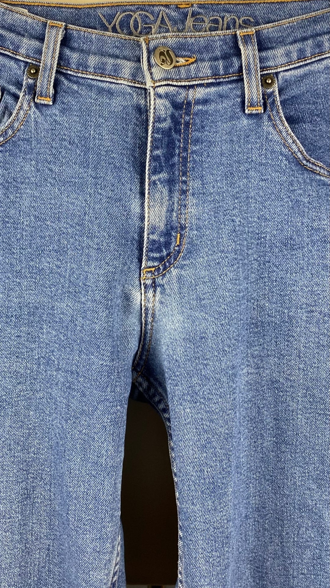 Jeans coupe droite à ourlet brut Yoga Jeans, taille 29. Vue de la taille.