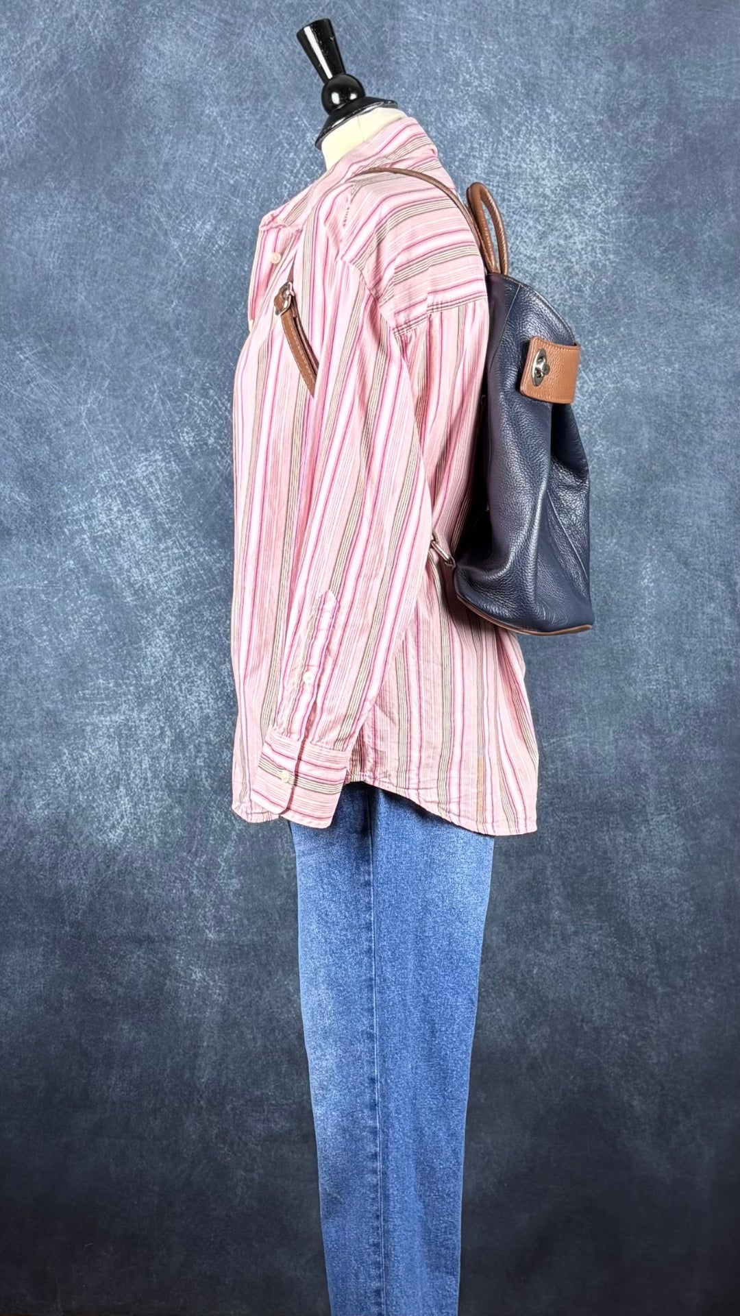 Jeans coupe étroite délavage bleu moyen Yoga Jeans, taille 29. Vue de côté, agencé avec le chemisier à rayures Frank and Oak et le sac en cuir Vera Pelle.