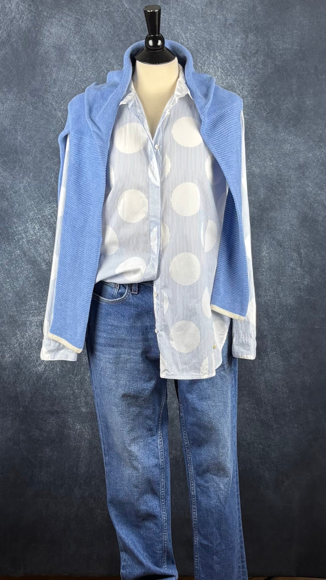 Jeans coupe étroite délavage bleu moyen Yoga Jeans, taille 29. Vue de l'agencement avec le chemisier Brax et le tricot de coton bleu doux.