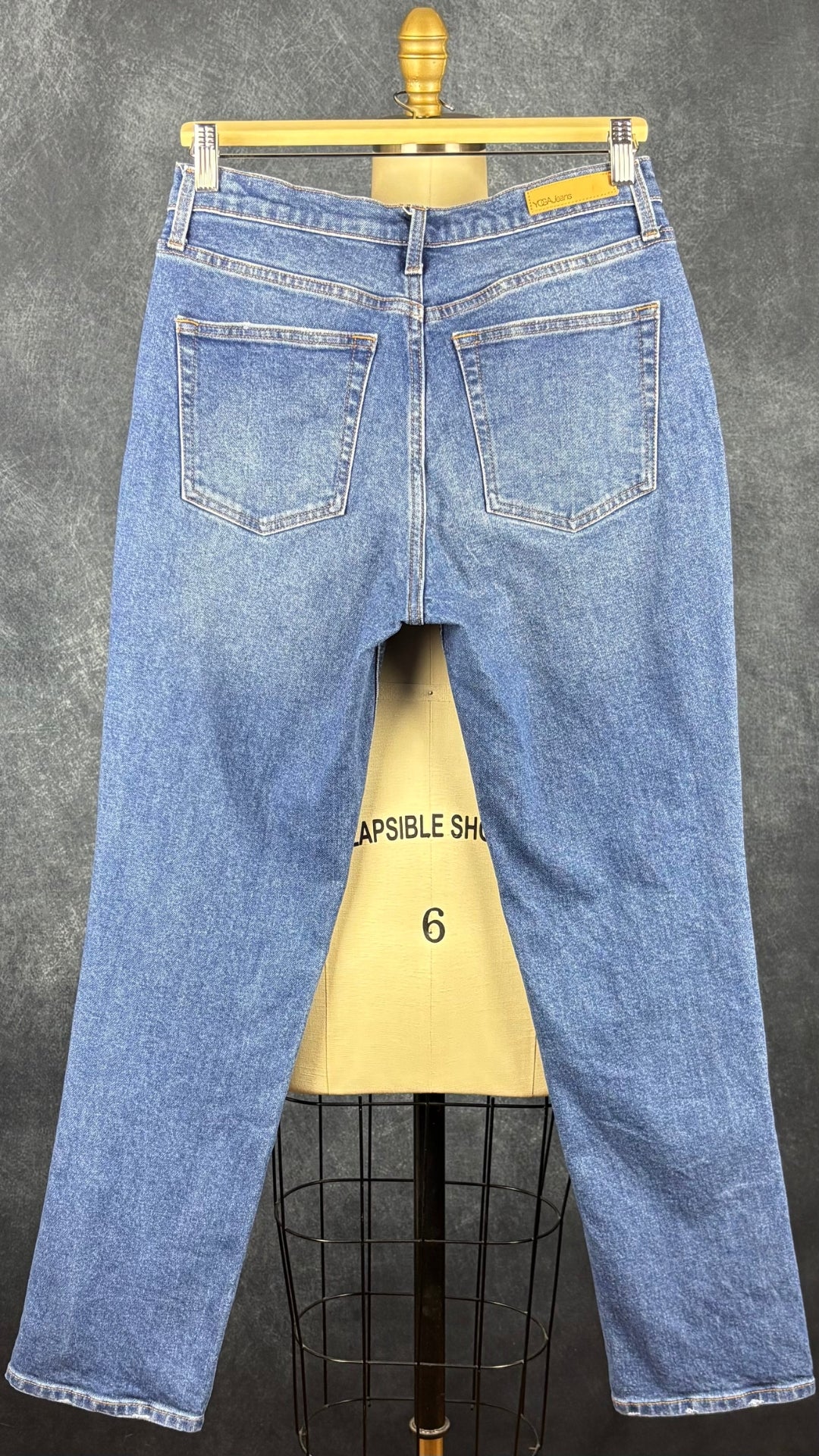 Jeans coupe étroite délavage bleu moyen Yoga Jeans, taille 29. Vue de dos, sur cintre.