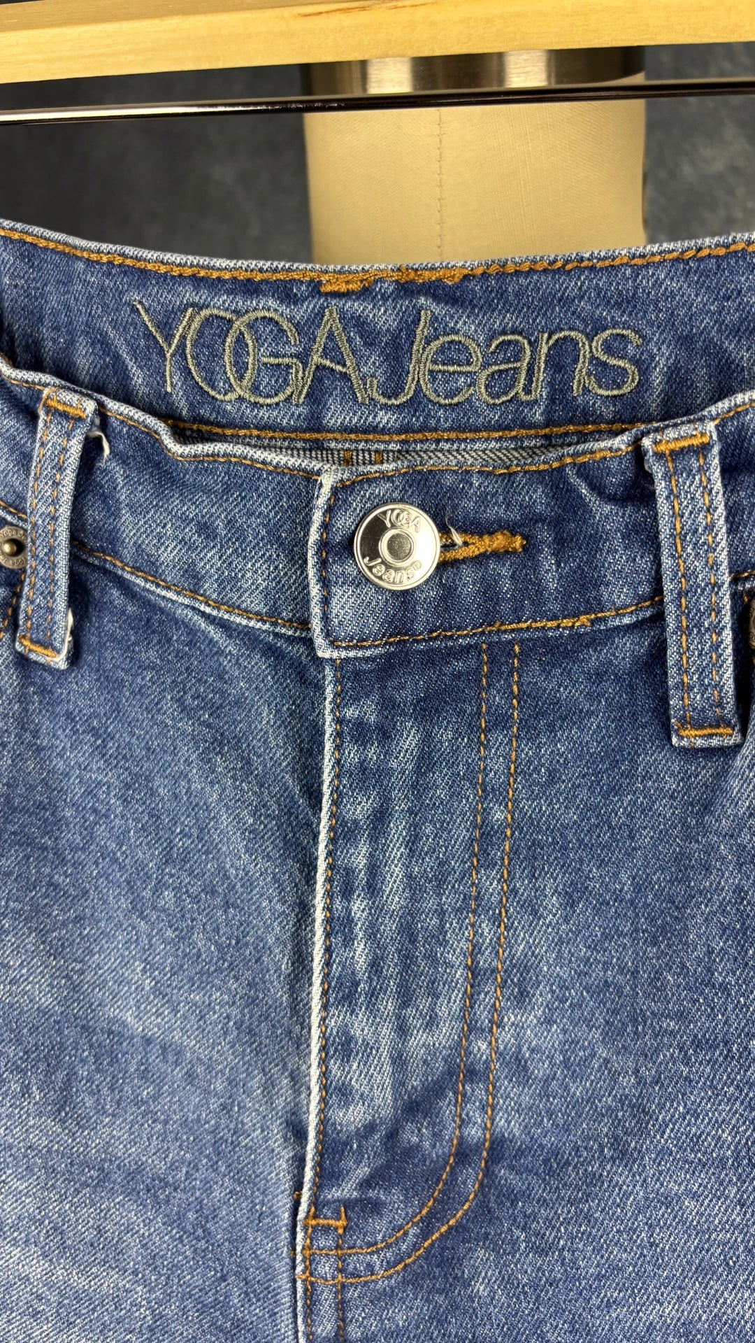 Jeans coupe étroite délavage bleu moyen Yoga Jeans, taille 29. Vue de l'étiquette.