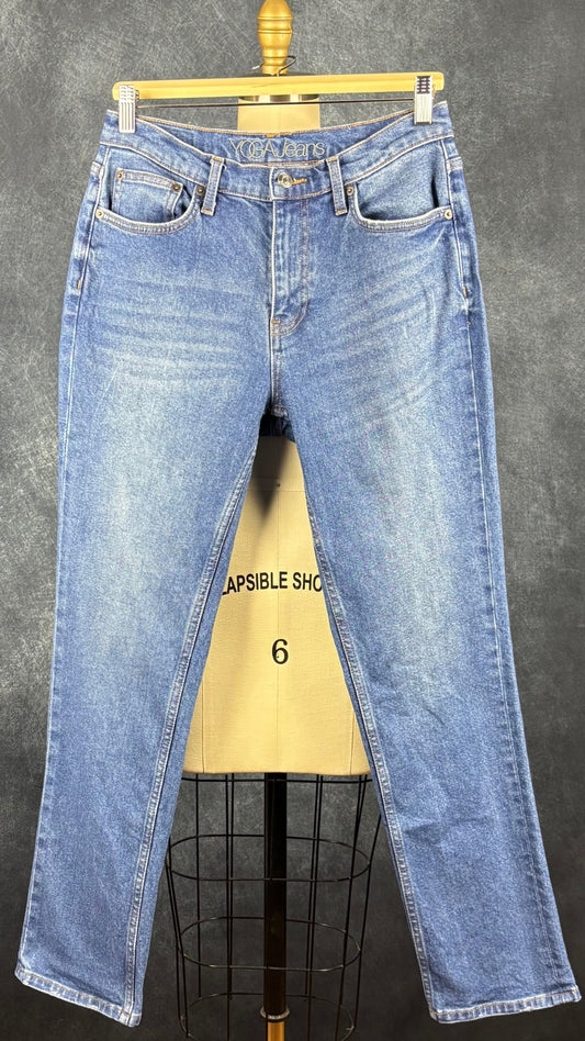 Jeans coupe étroite délavage bleu moyen Yoga Jeans, taille 29. Vue de face, sur cintre.