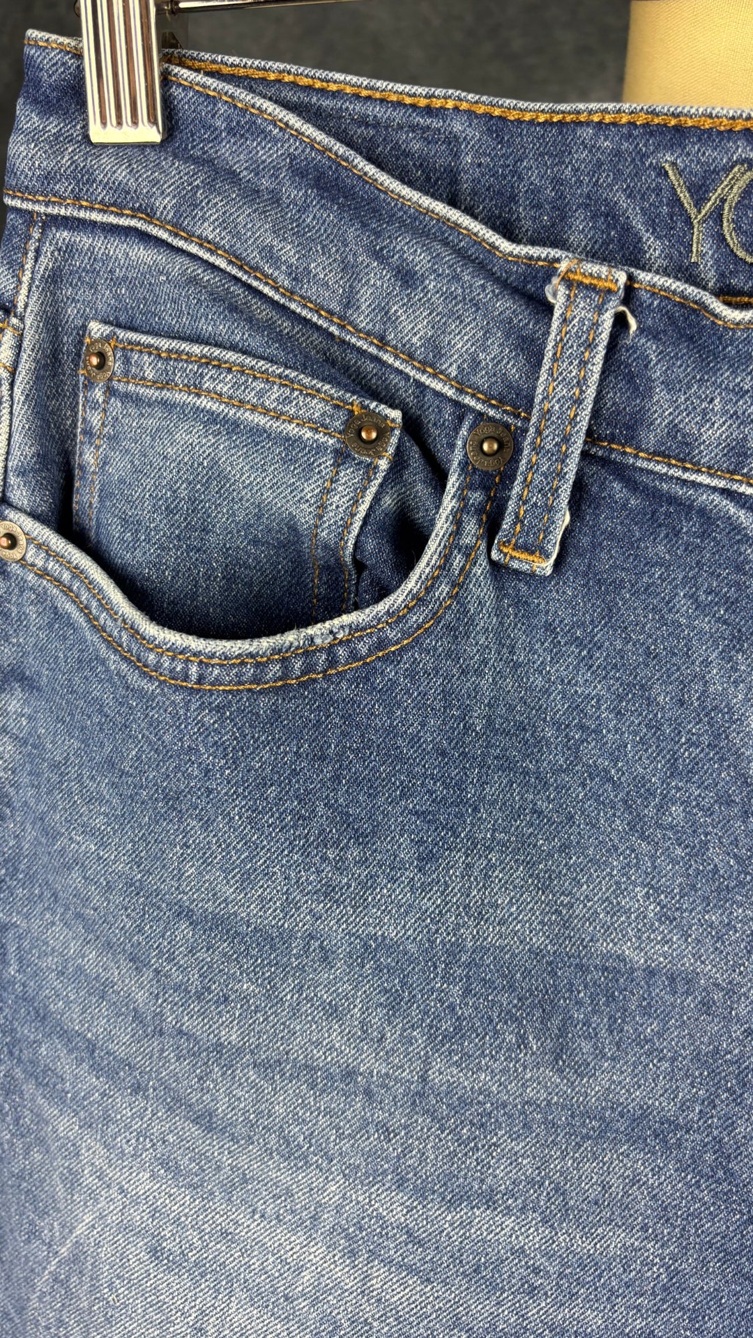 Jeans coupe étroite délavage bleu moyen Yoga Jeans, taille 29. Vue de près de la poche.