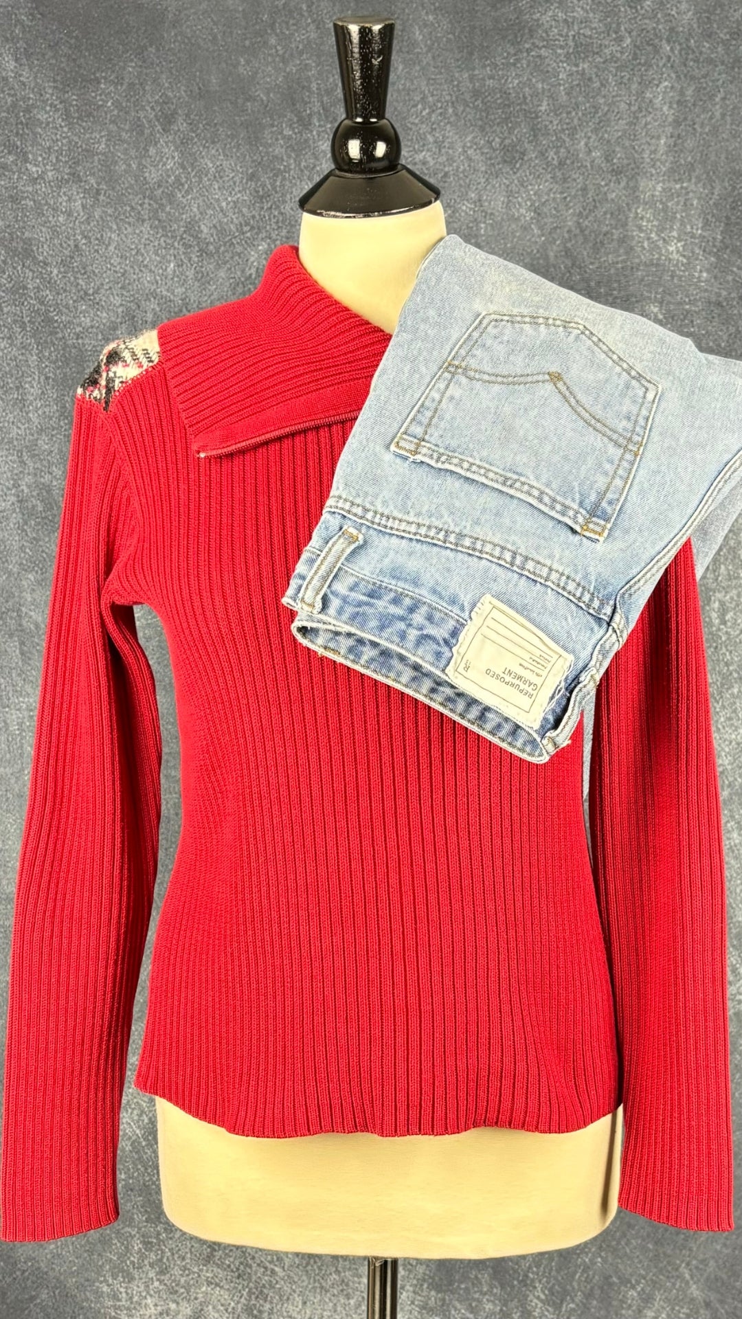 Jeans court taille croisée bleu pâle, R13, taille 28. Vue de l'agencement avec le tricot rouge à col zippé Marc Aurel.