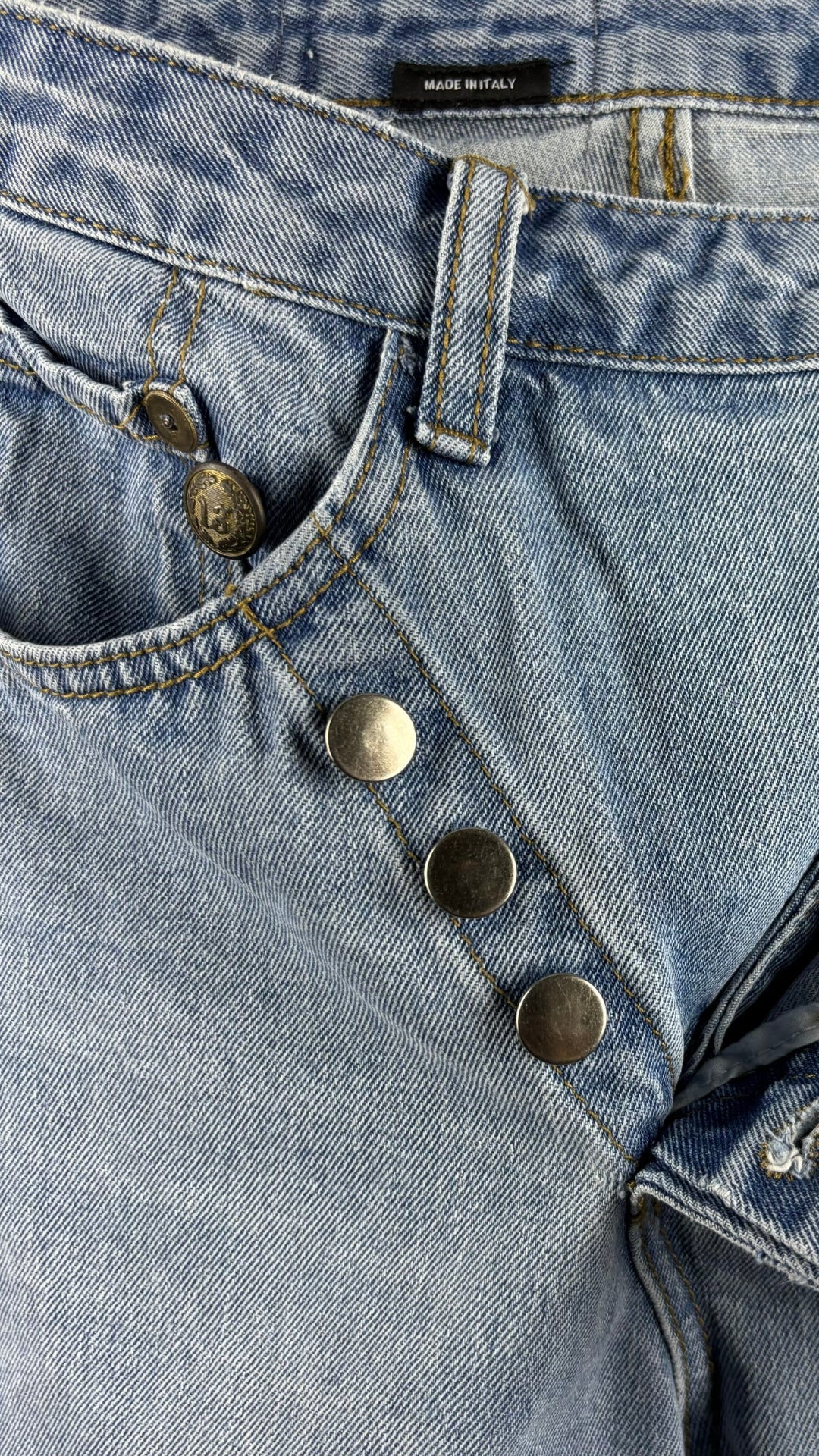 Jeans court taille croisée bleu pâle, R13, taille 28. Vue de près des boutons de la braguette.