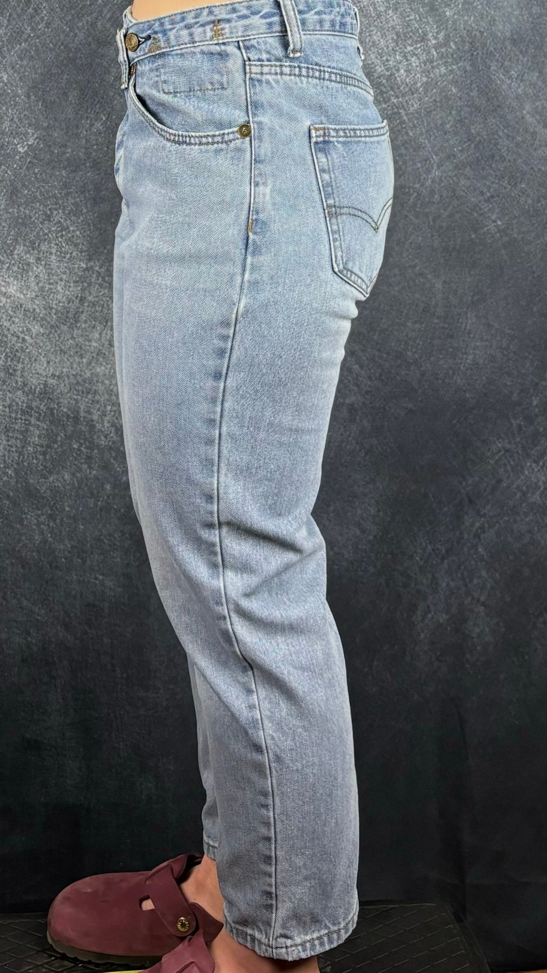 Jeans court taille croisée bleu pâle, R13, taille 28. Vue de côté, sur Alice.