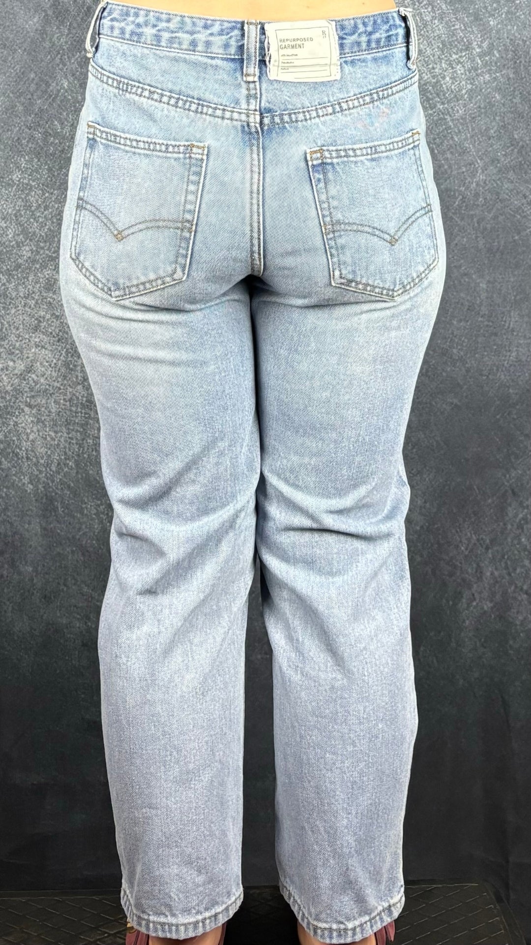 Jeans court taille croisée bleu pâle, R13, taille 28. Vue de dos, sur Alice.