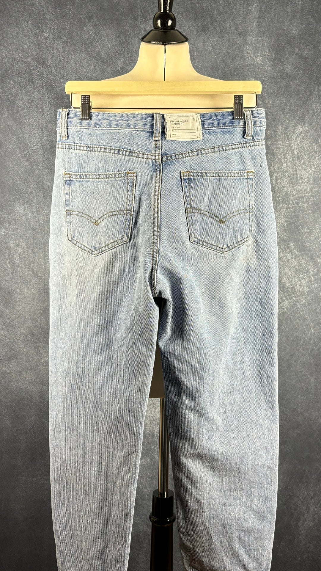 Jeans court taille croisée bleu pâle, R13, taille 28. Vue de dos.