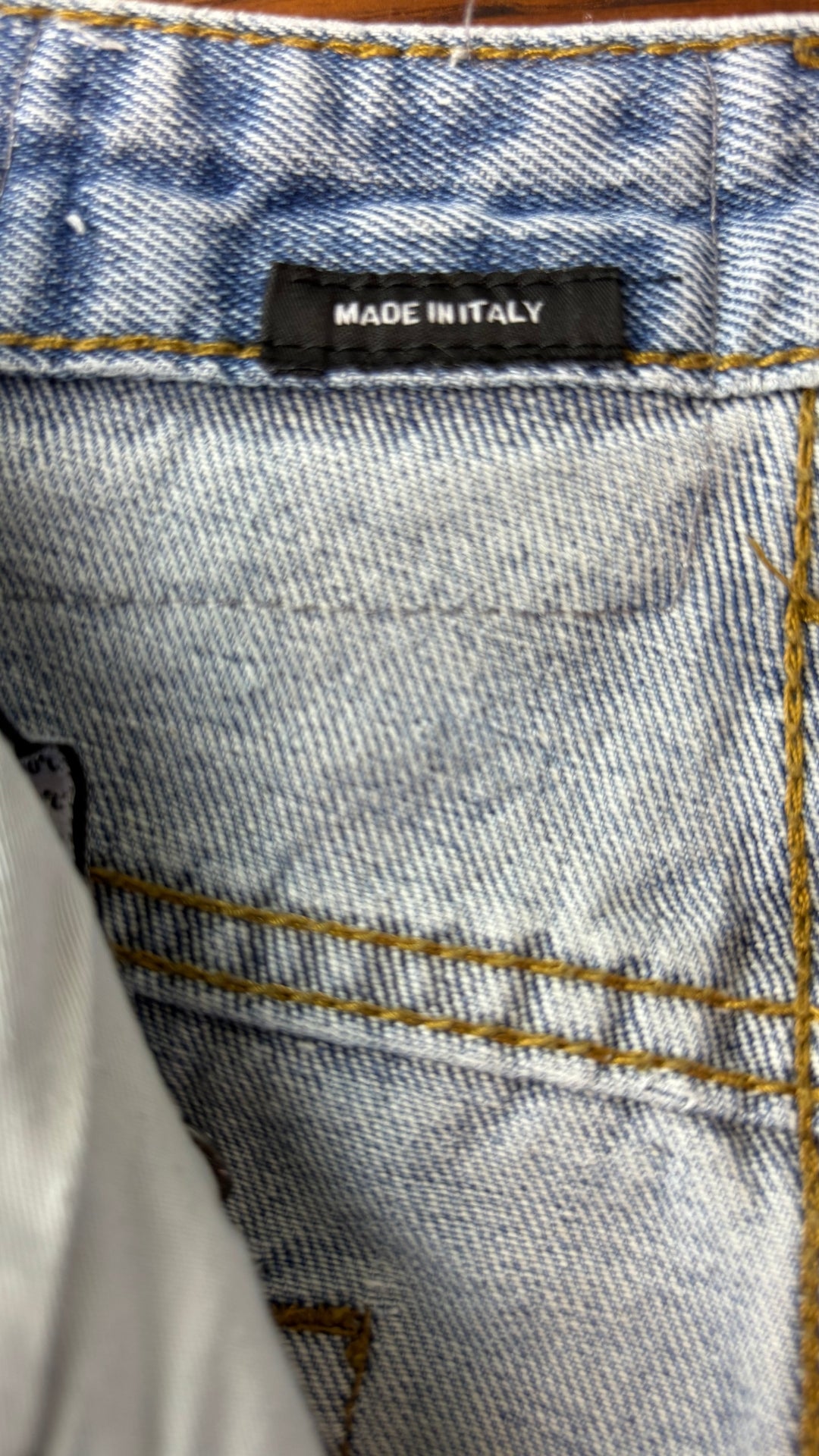 Jeans court taille croisée bleu pâle, R13, taille 28. Vue de l'étiquette.