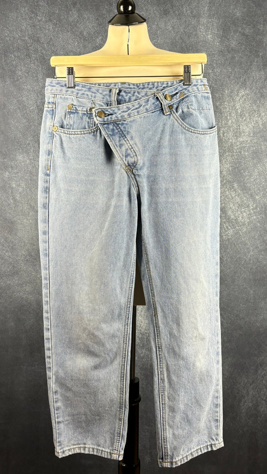 Jeans court taille croisée bleu pâle, R13, taille 28. Vue de face.