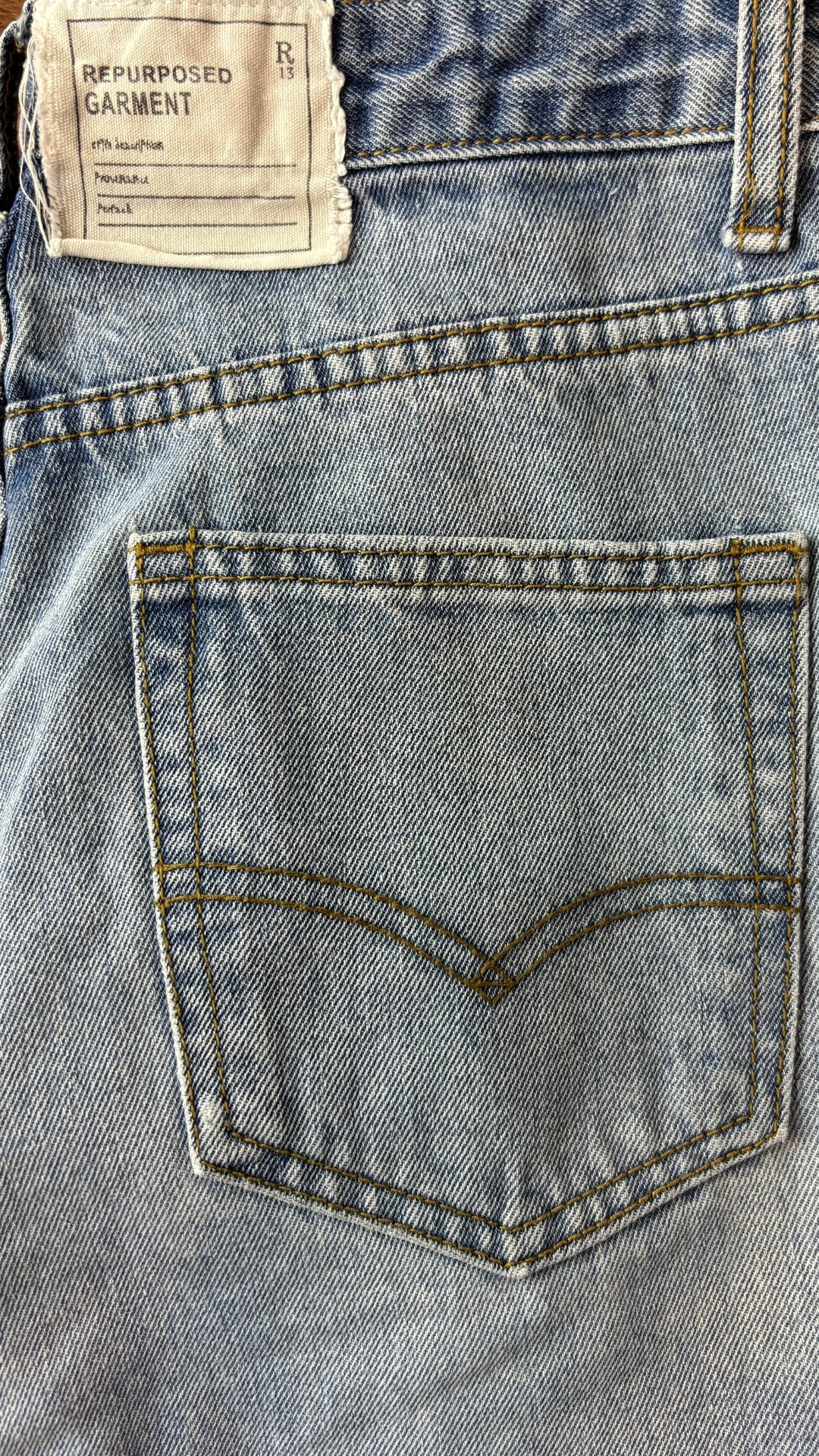 Jeans court taille croisée bleu pâle, R13, taille 28. Vue de la poche arrière.