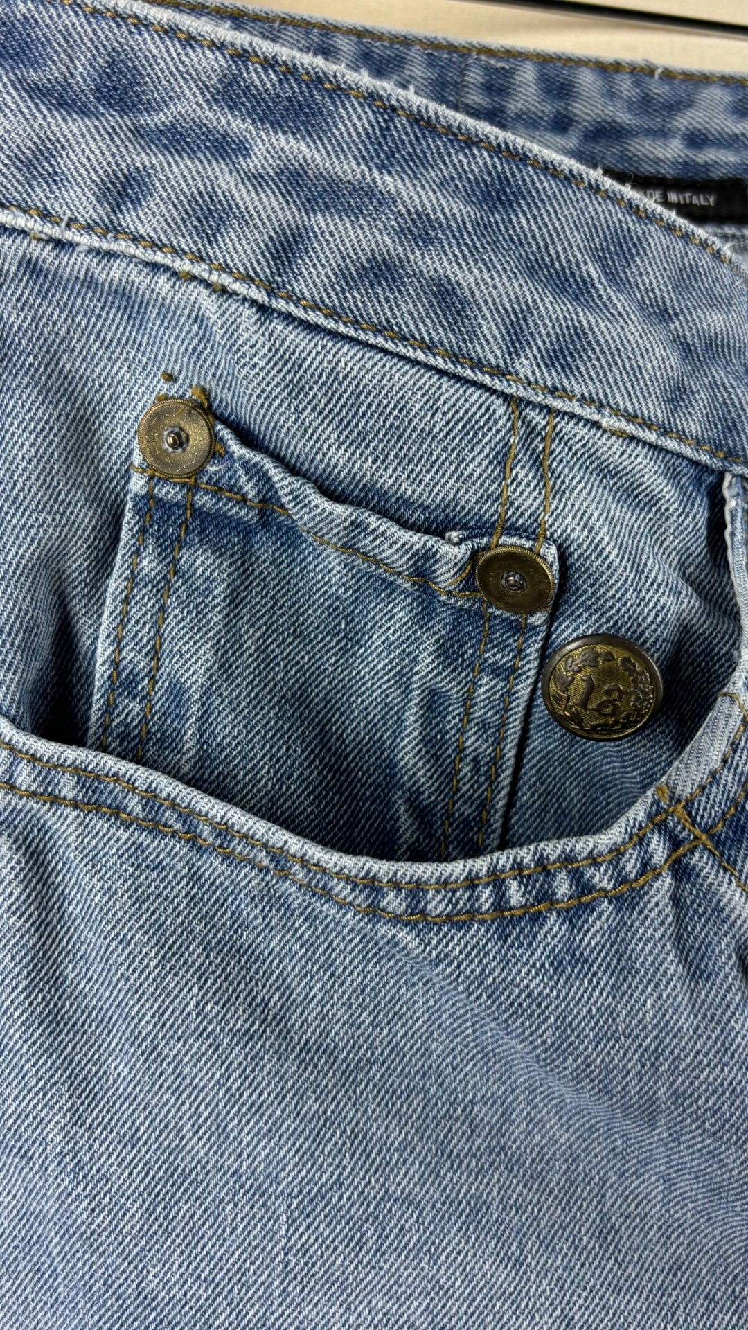 Jeans court taille croisée bleu pâle, R13, taille 28. Vue de la poche avant.