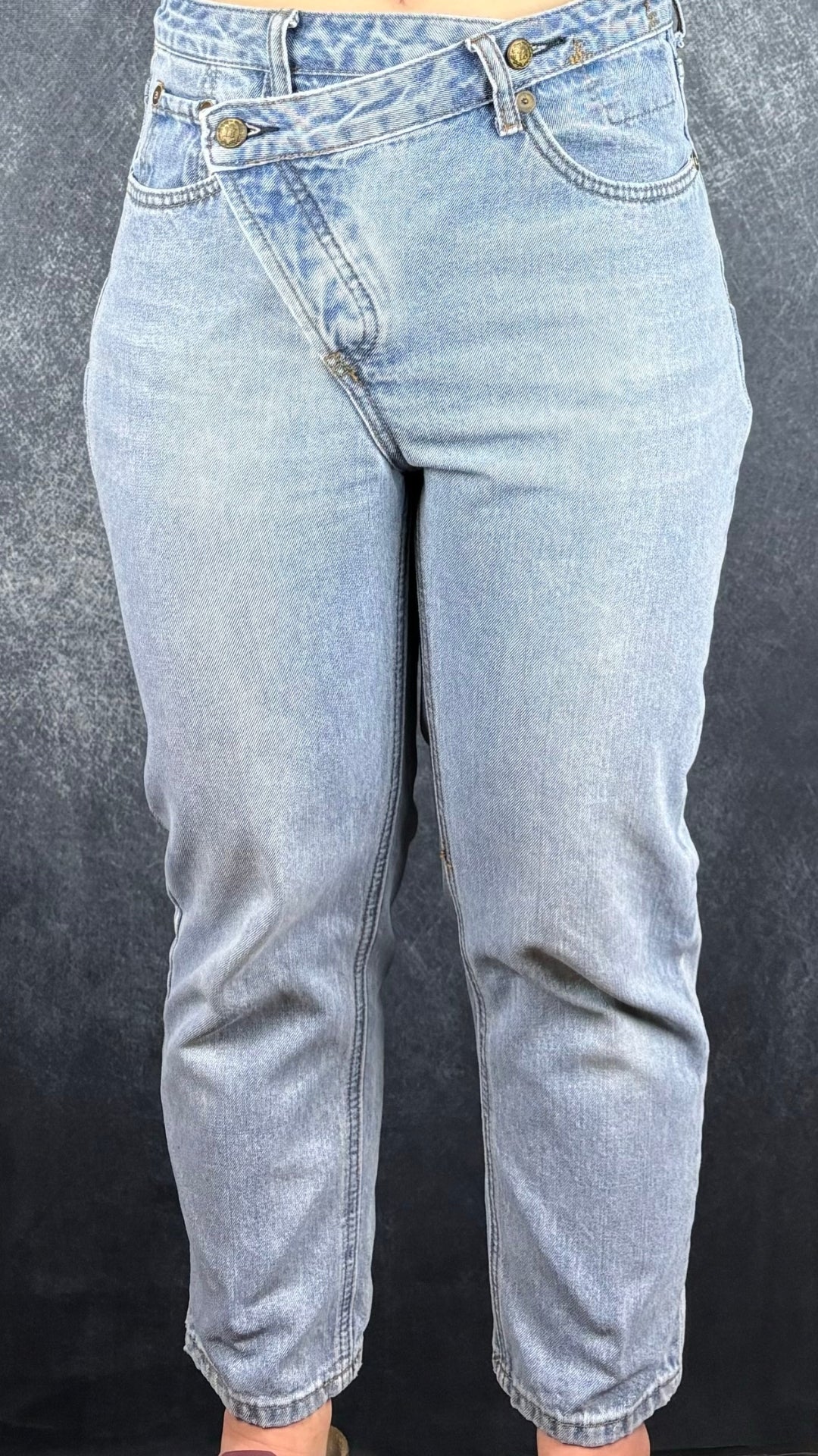 Jeans court taille croisée bleu pâle, R13, taille 28. Vue de face, sur Alice.