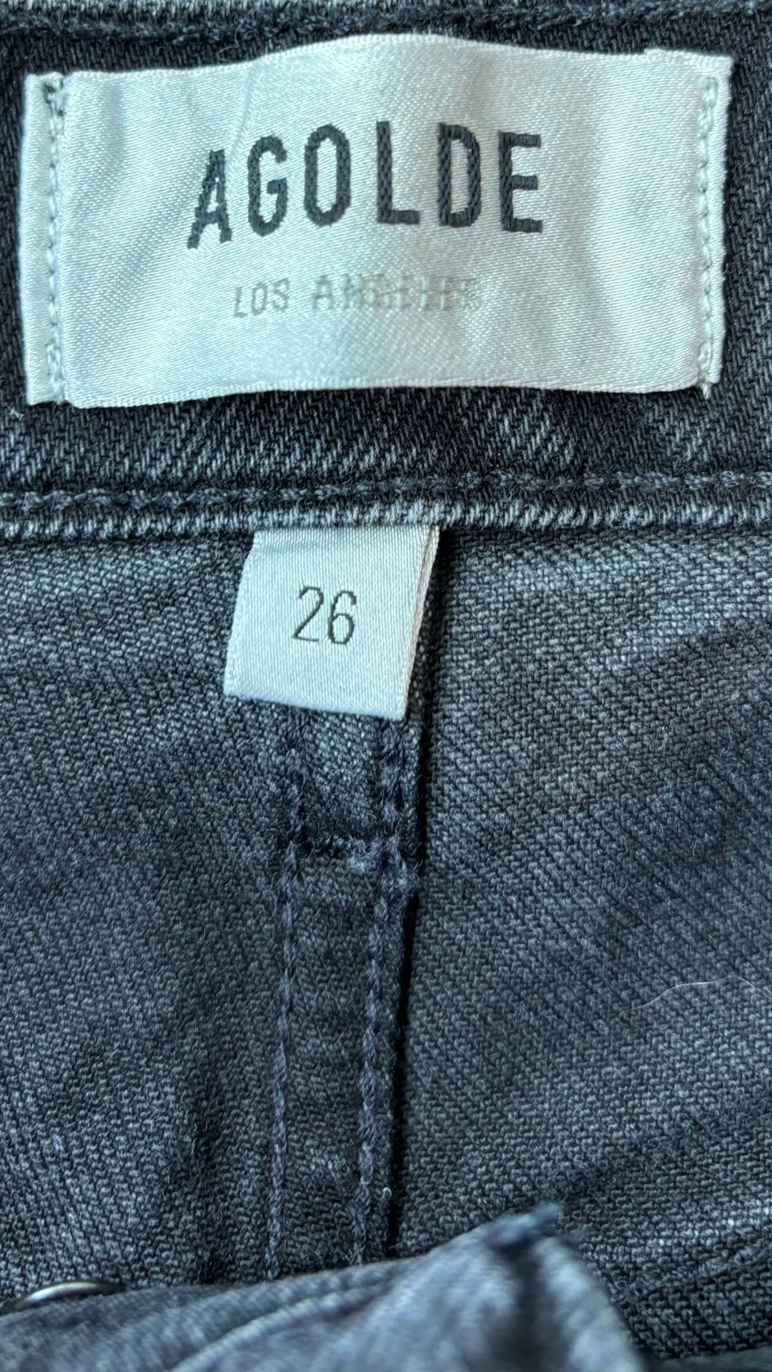 Jeans court droit taille haute Agolde, taille 26. Vue de l'étiquette de marque et taille.