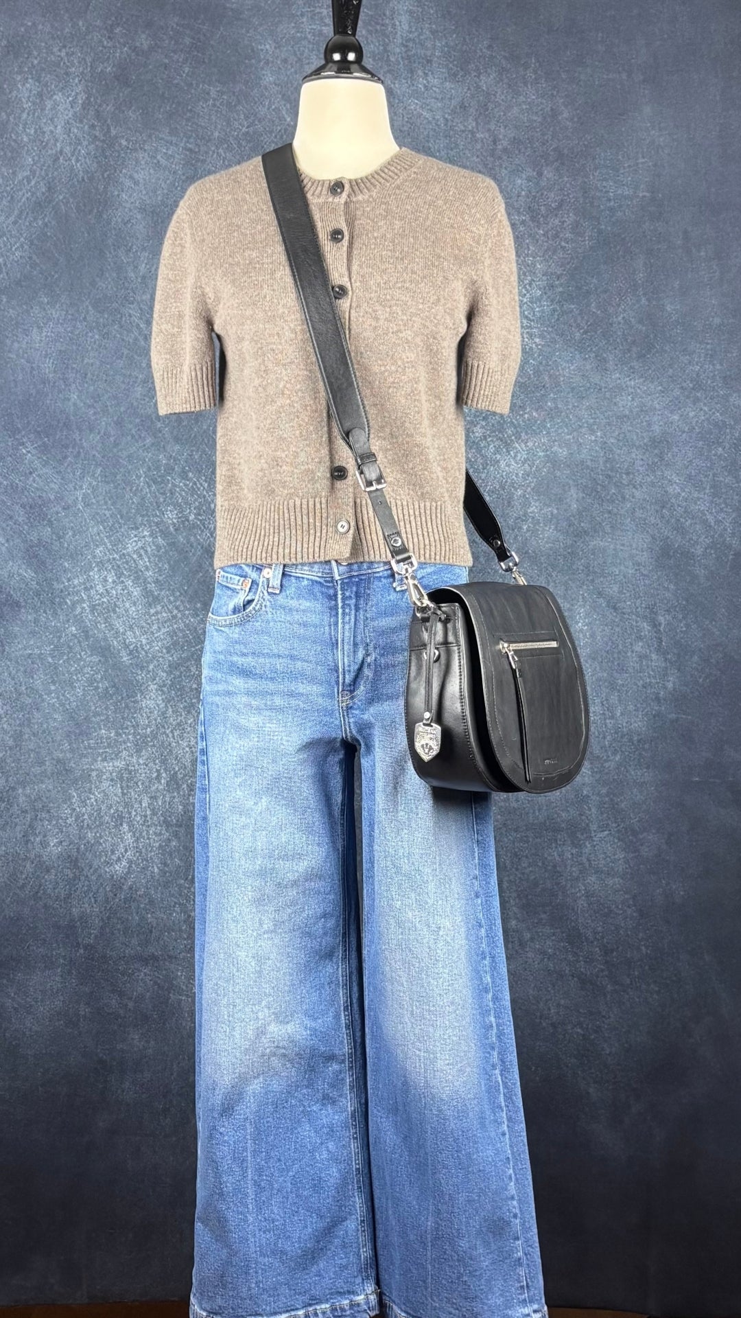 Jeans délavage moyen à jambe large Gap, taille 26 petite. Vue de l'agencement avec le sac Rudsak et le cardigan Cos.