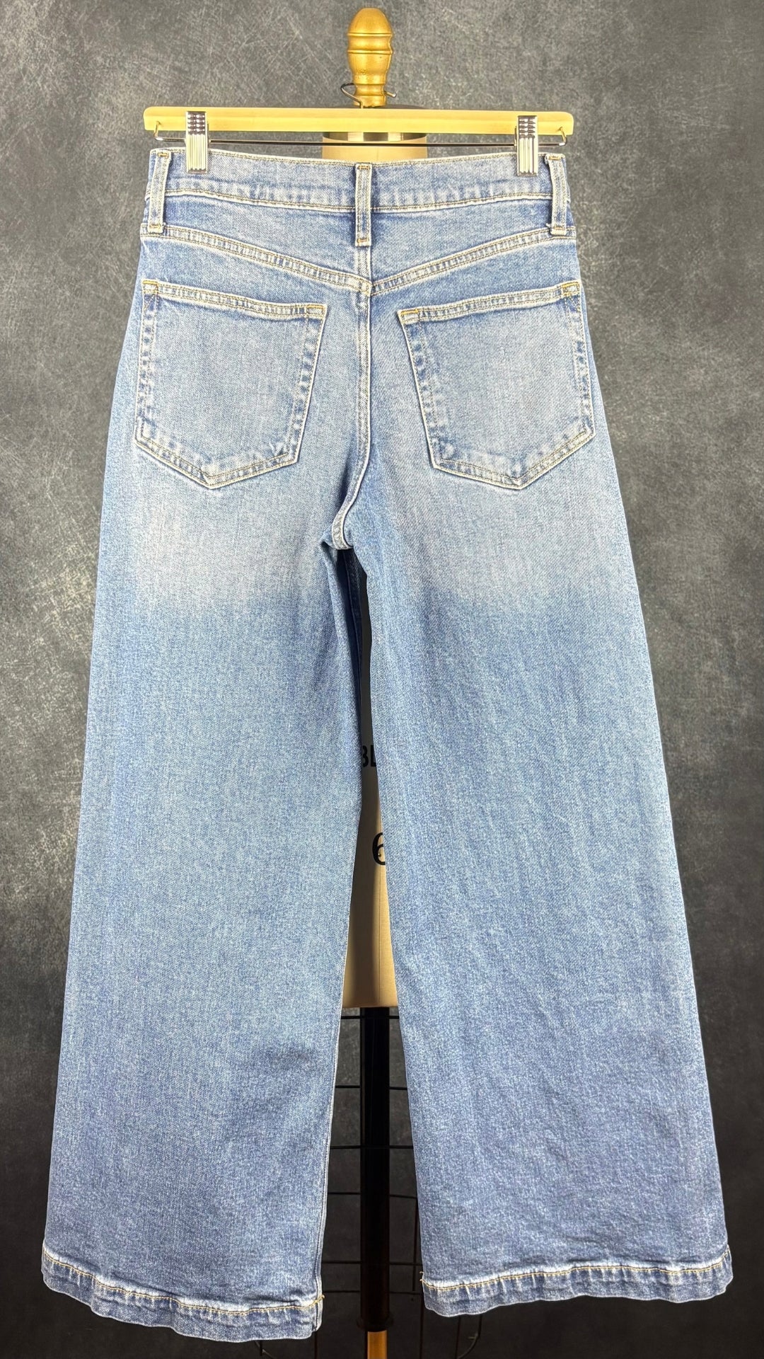 Jeans délavage moyen à jambe large Gap, taille 26 petite. Vue de dos.