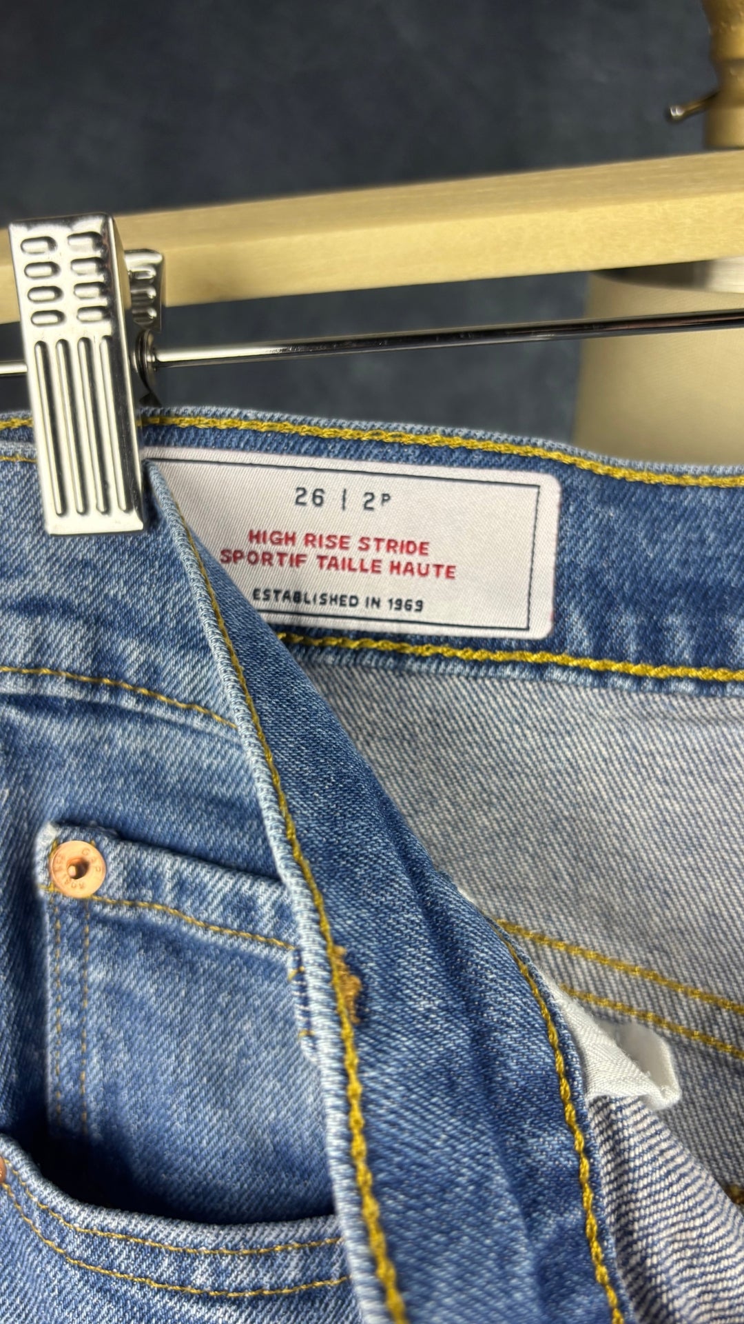 Jeans délavage moyen à jambe large Gap, taille 26 petite. Vue de l'étiquette.