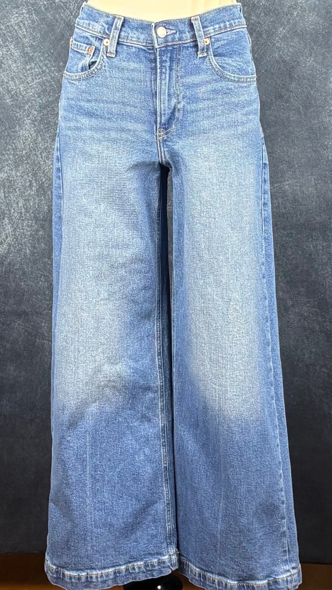 Jeans délavage moyen à jambe large Gap, taille 26 petite. Vue de face sur le mannequin.