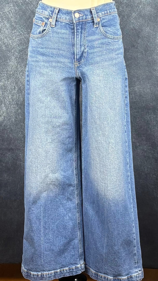 Jeans délavage moyen à jambe large Gap, taille 26 petite. Vue de face sur le mannequin.