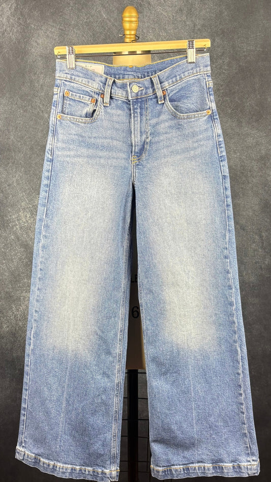 Jeans délavage moyen à jambe large Gap, taille 26 petite. Vue de face.