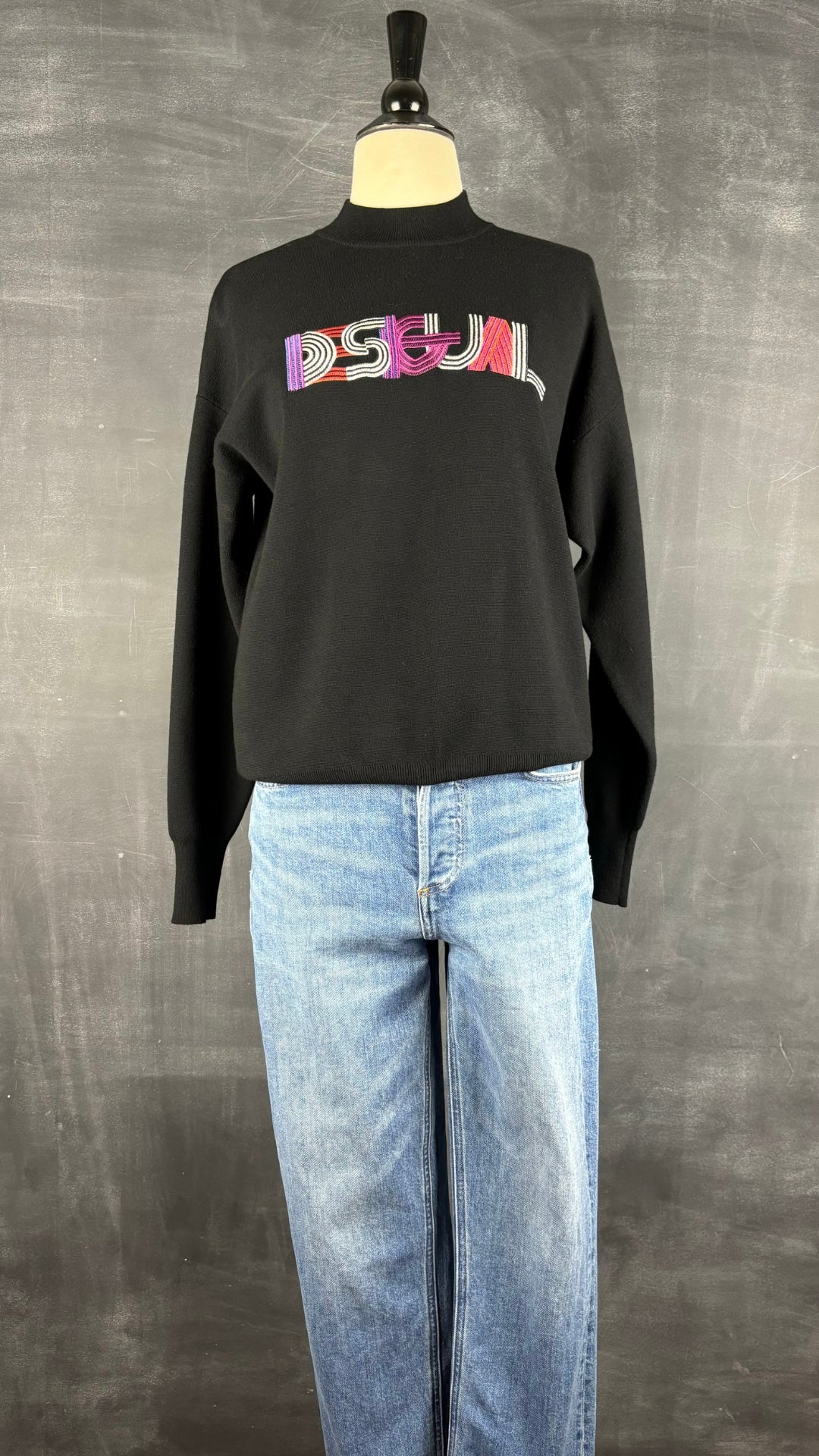 Jeans droit taille haute modèle Arlo Denim Forum, taille 26. Vue de l'agencement avec le tricot noir Desigual.