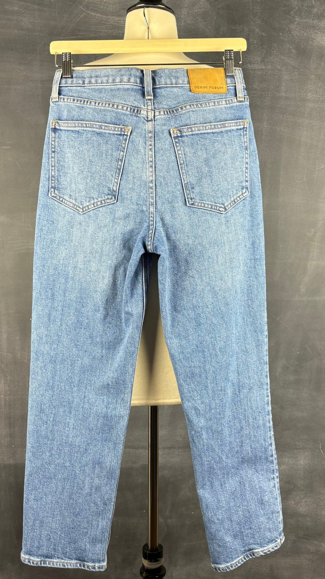 Jeans droit taille haute modèle Arlo Denim Forum, taille 26. Vue de dos.