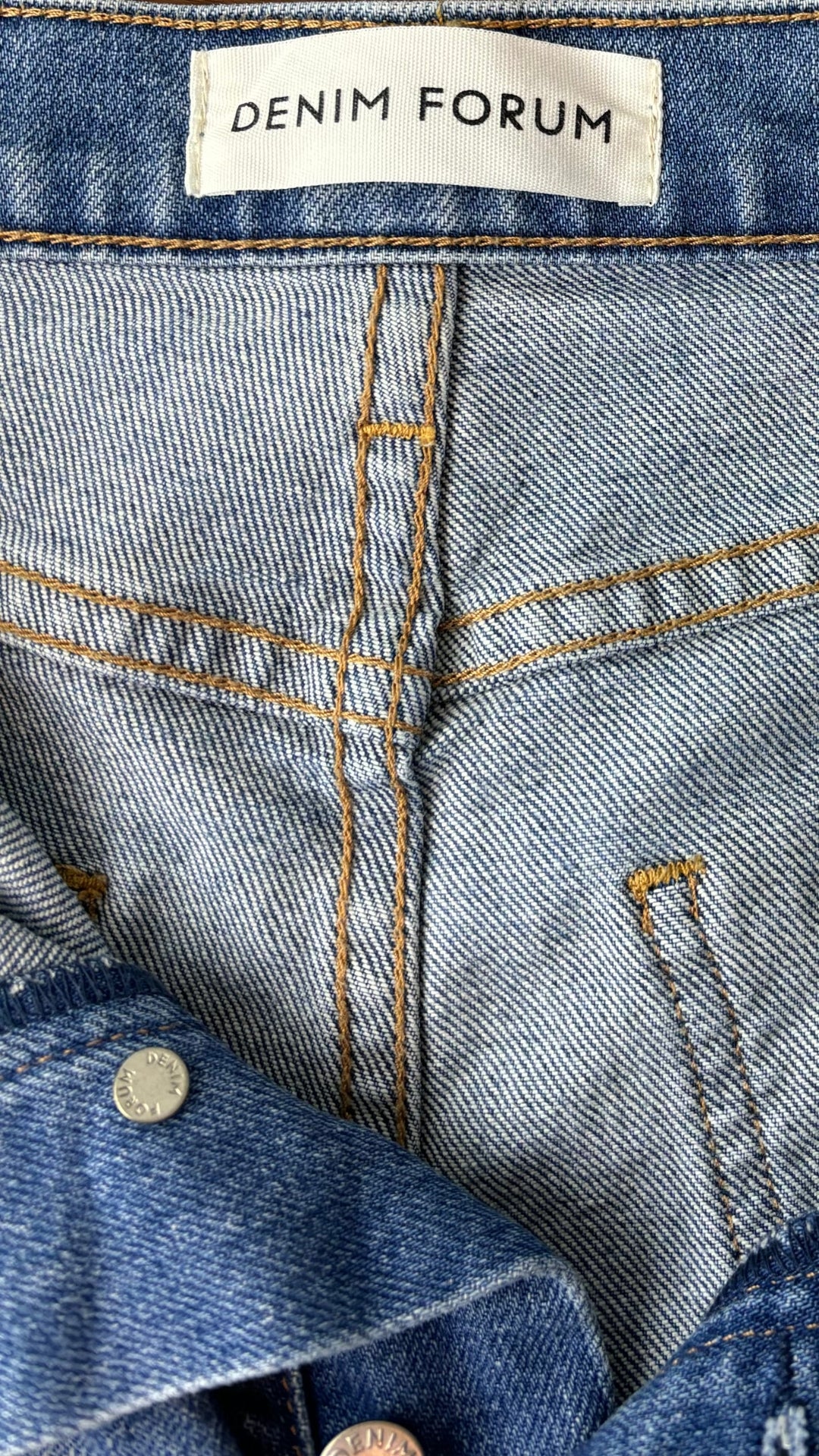 Jeans droit taille haute modèle Arlo Denim Forum, taille 26. Vue de l'étiquette de marque.