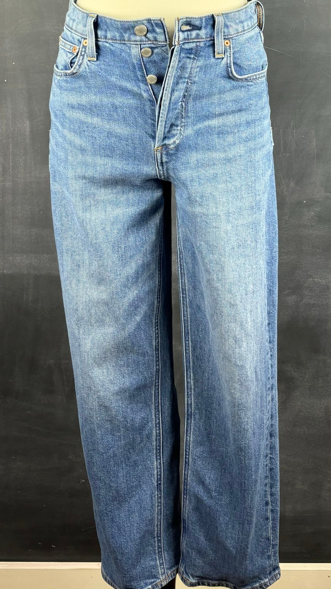 Jeans droit taille haute modèle Arlo Denim Forum, taille 26. Vue de face, sur le mannequin.