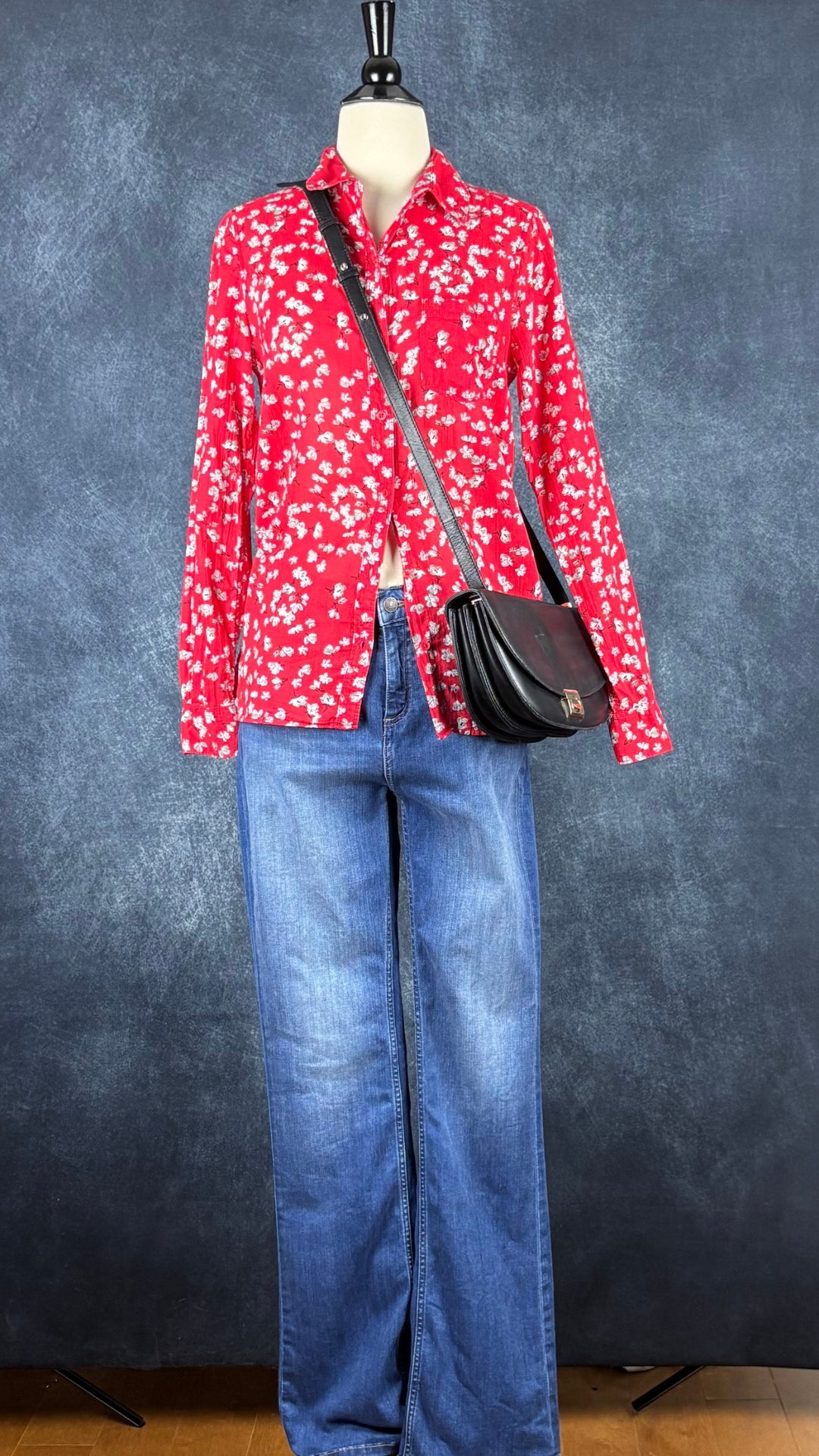 Jeans évasé coupe style bootcut, délavage bleu moyen, Yoga Jeans, taille 27. Vue de l'agencement avec le sac Flattered et le chemisier floral rouge Banana Republic.
