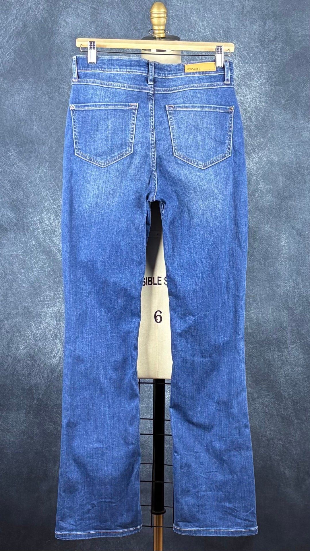 Jeans évasé coupe style bootcut, délavage bleu moyen, Yoga Jeans, taille 27. Vue de dos.
