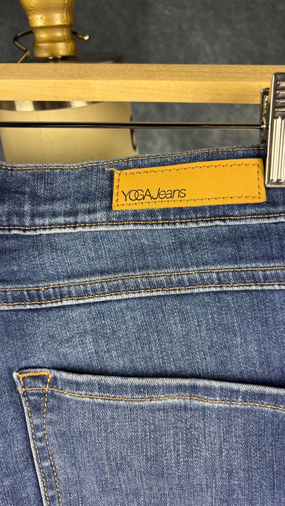 Jeans évasé coupe style bootcut, délavage bleu moyen, Yoga Jeans, taille 27. Vue de l'étiquette au dos.