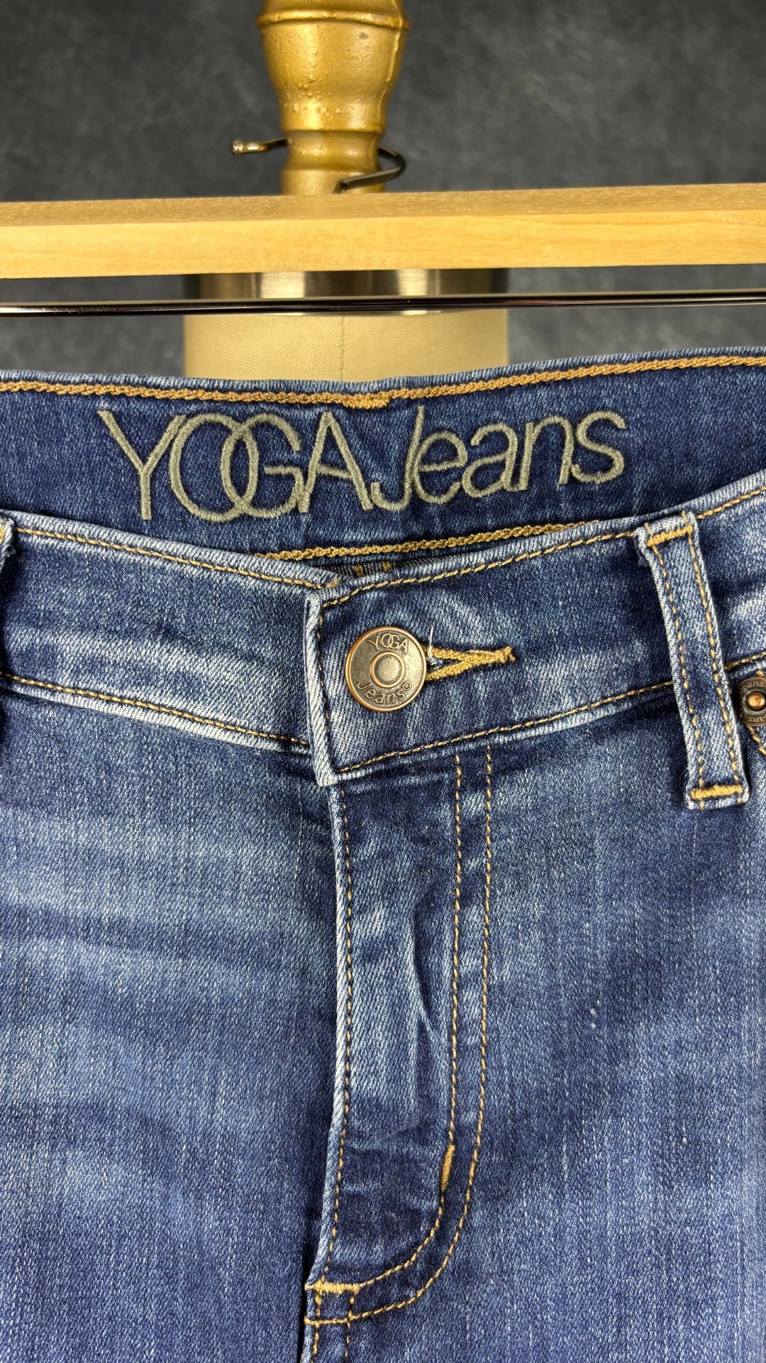 Jeans évasé coupe style bootcut, délavage bleu moyen, Yoga Jeans, taille 27. Vue de l'étiquette.