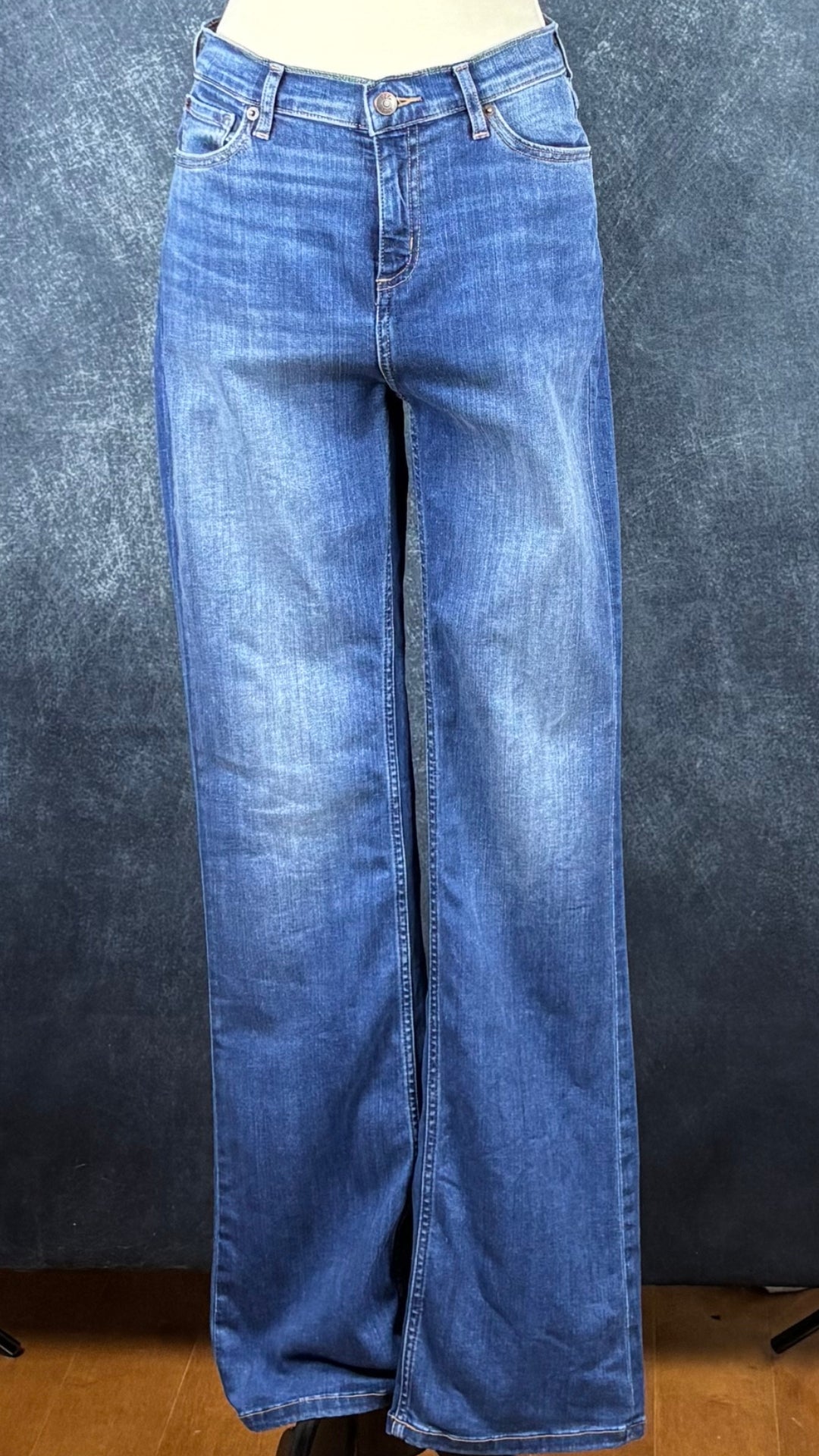 Jeans évasé coupe style bootcut, délavage bleu moyen, Yoga Jeans, taille 27. Vue de face, sur le mannequin.