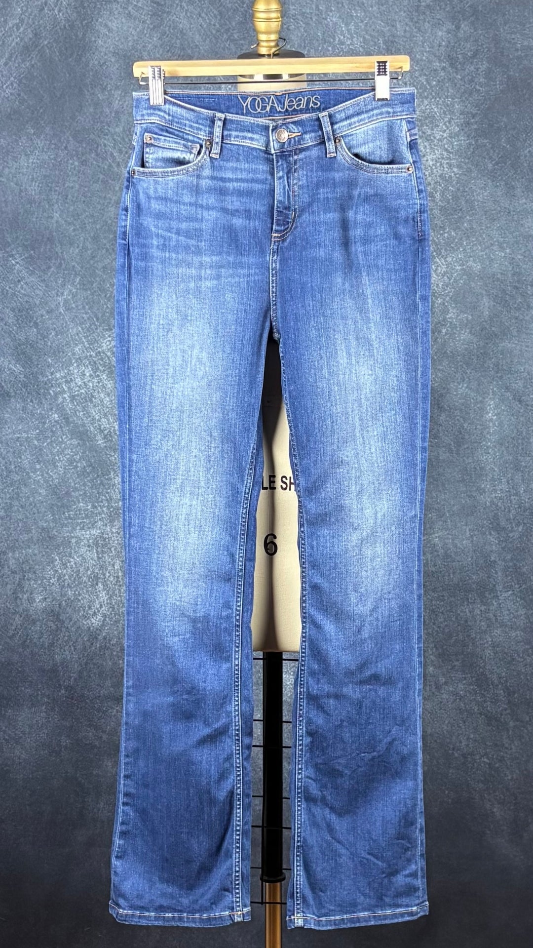 Jeans évasé coupe style bootcut, délavage bleu moyen, Yoga Jeans, taille 27. Vue de face, sur cintre.
