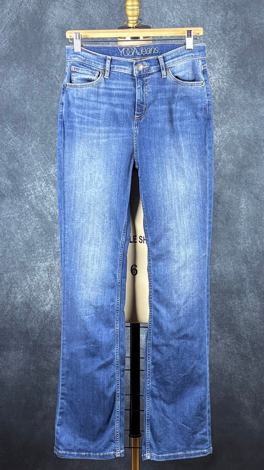Jeans évasé coupe style bootcut, délavage bleu moyen, Yoga Jeans, taille 27. Vue de face, sur cintre.