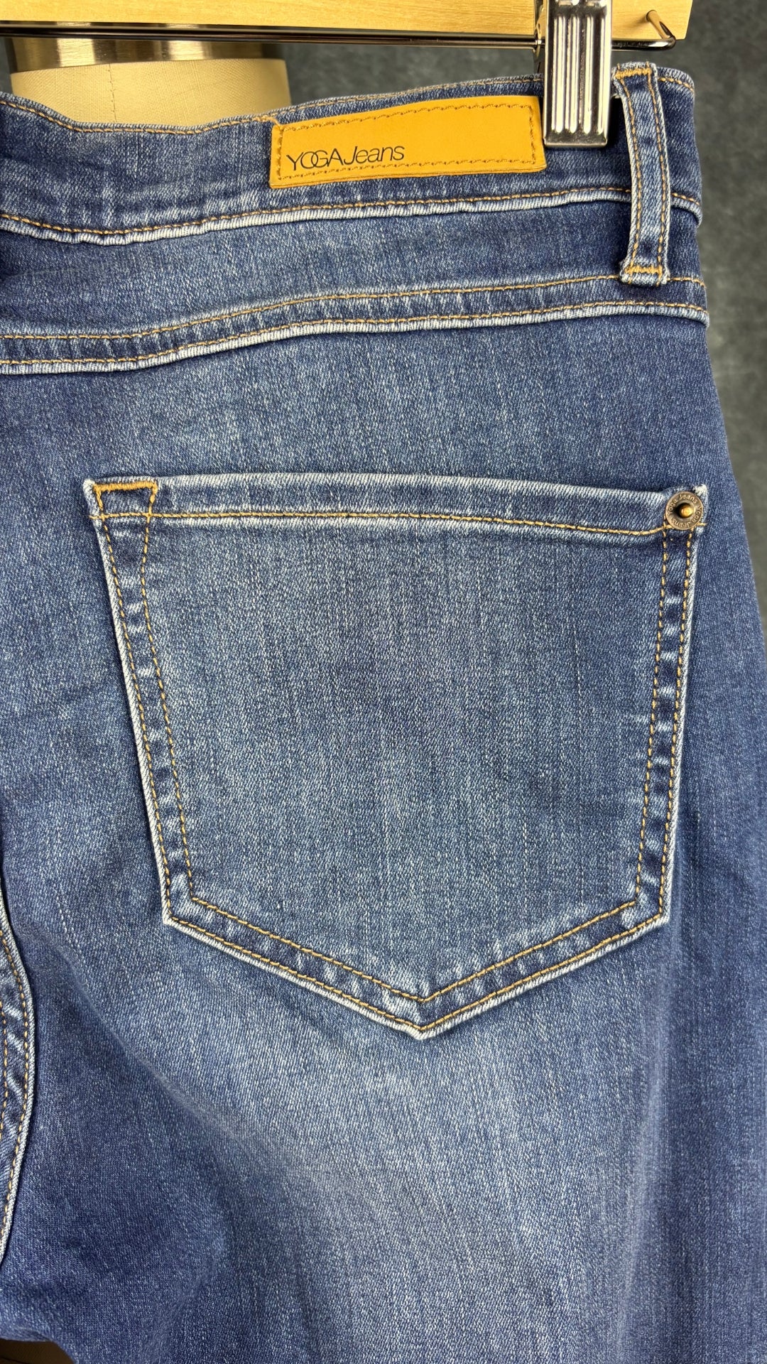 Jeans évasé coupe style bootcut, délavage bleu moyen, Yoga Jeans, taille 27. Vue de la poche au dos.