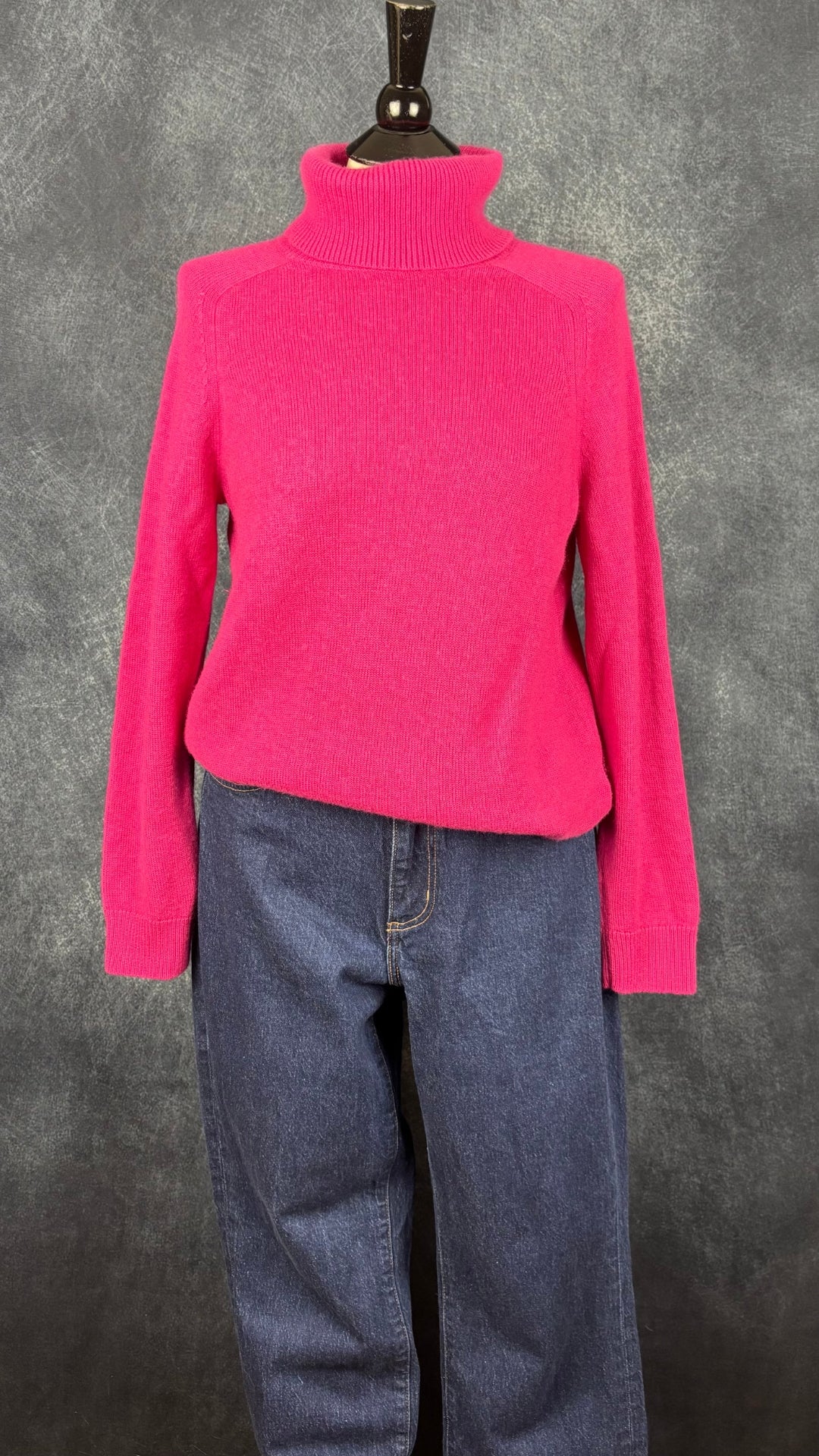 Jeans foncé modèle Uma galbé de Denim Forum, taille 29. Vue de l'agencement avec le tricot douillet Brax rose.