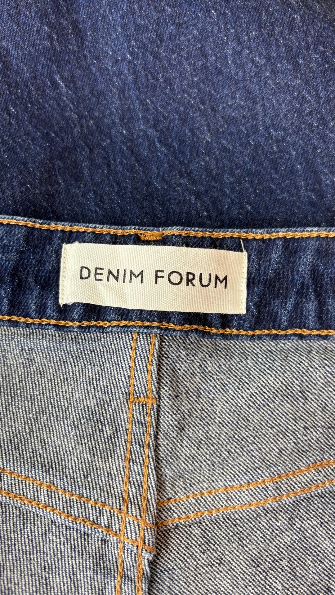 Jeans foncé modèle Uma galbé de Denim Forum, taille 29. Vue de l'étiquette.