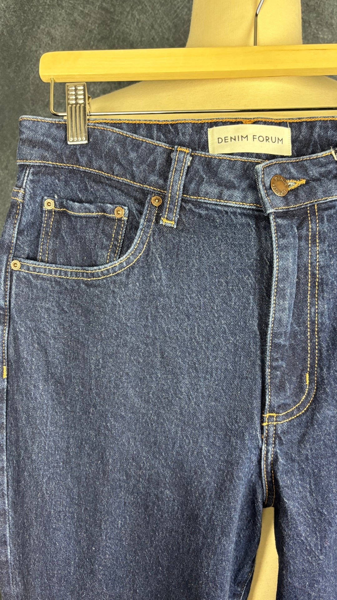 Jeans foncé modèle Uma galbé de Denim Forum, taille 29. Vue de près de la poche.