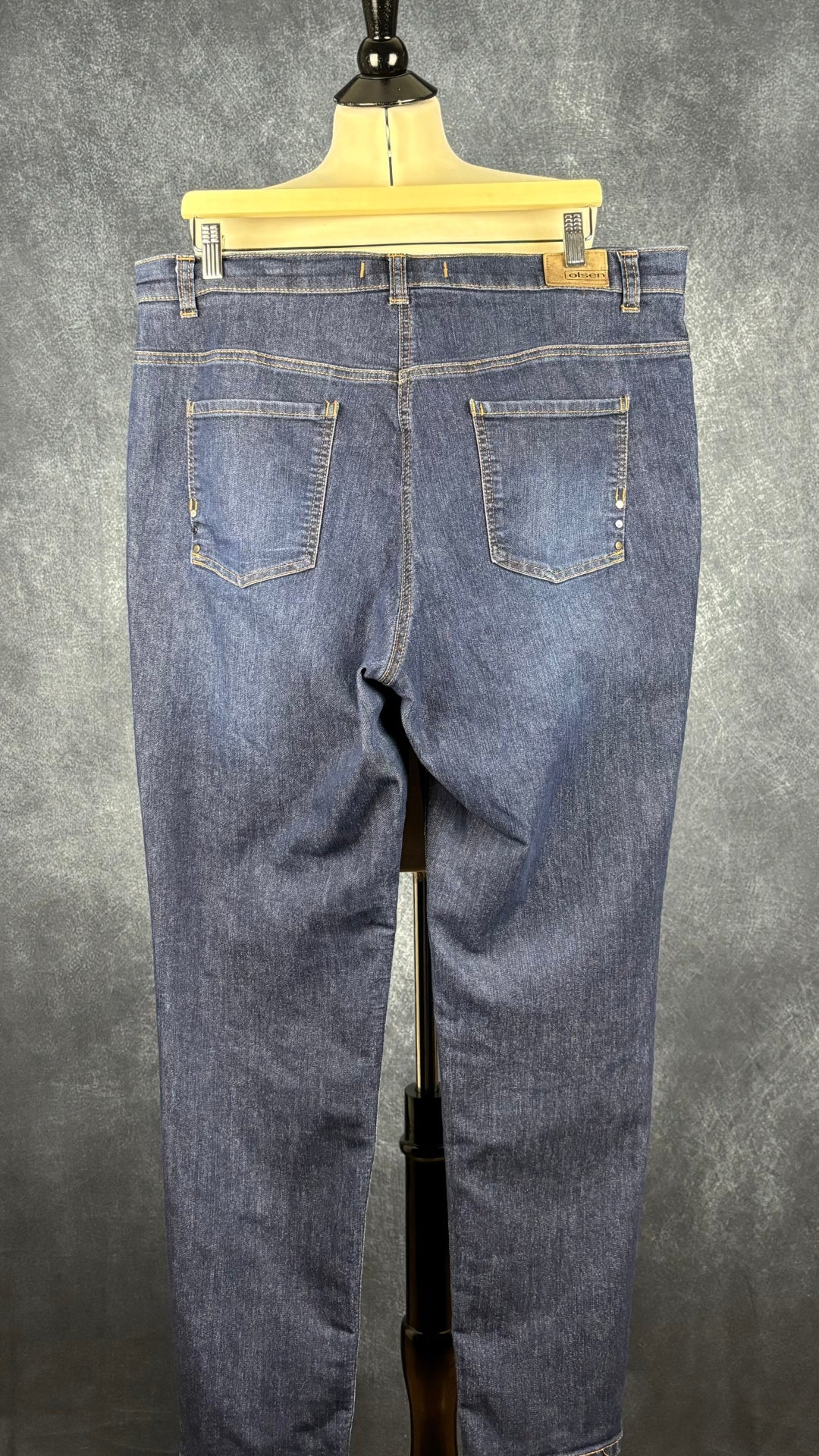 Jeans foncé jambe droite Olsen, taille 16 (xl). Vue de dos.